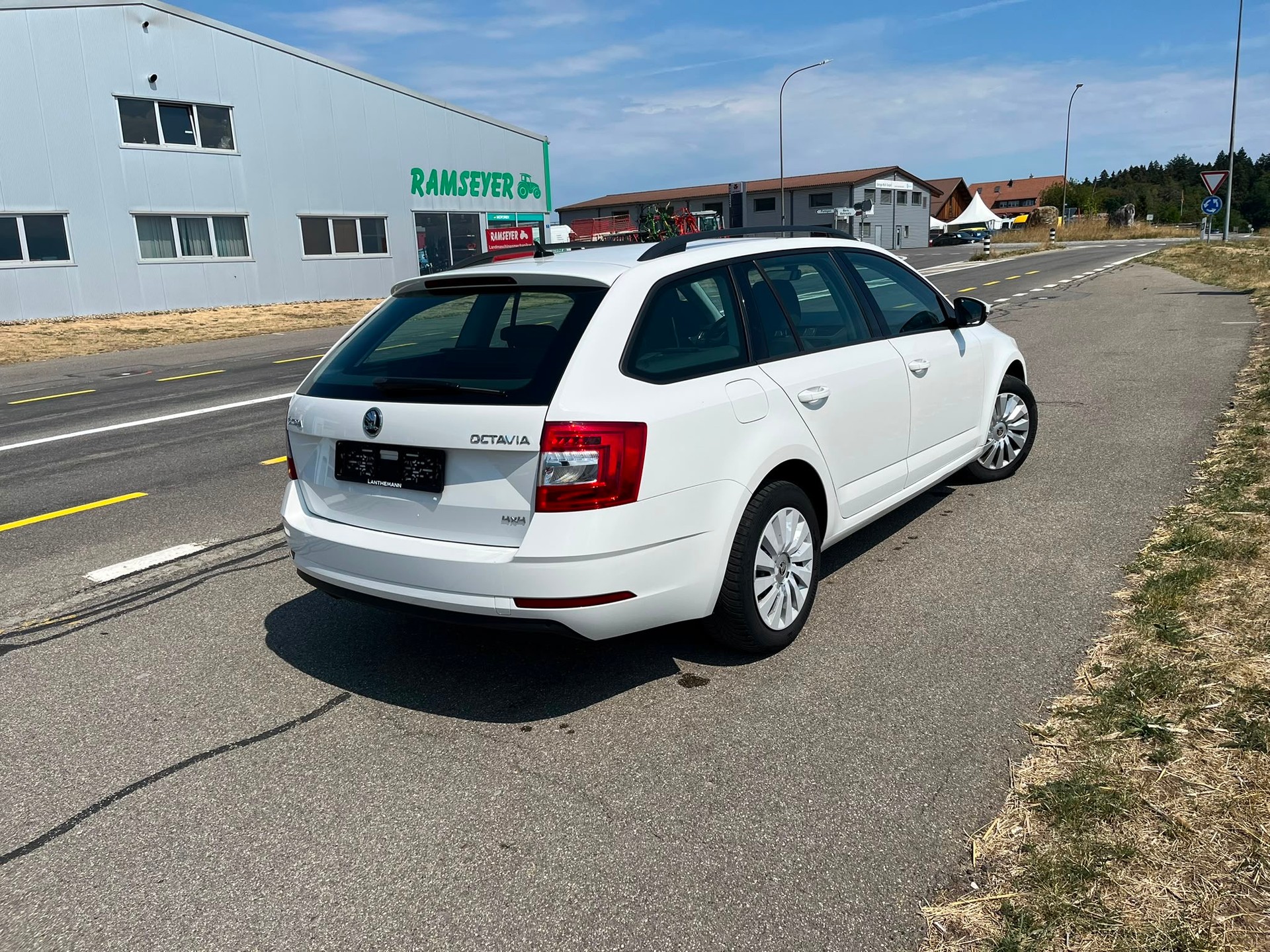 SKODA Octavia Combi 2.0 TDI Ambition 4x4 DSG-image-7