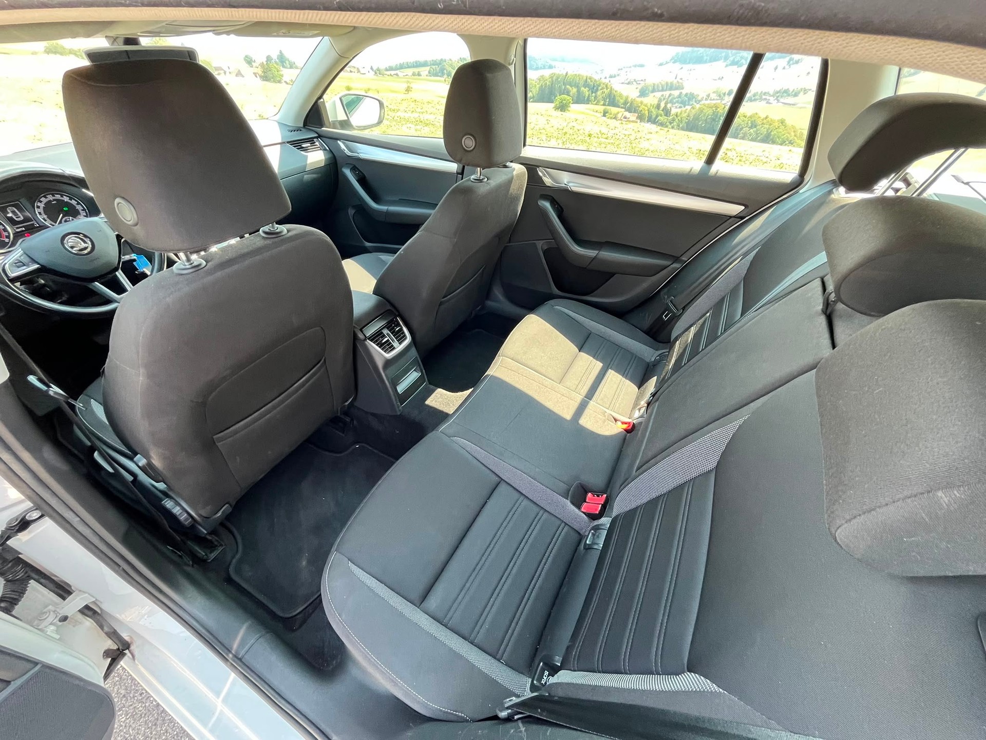 SKODA Octavia Combi 2.0 TDI Ambition 4x4 DSG-image-11