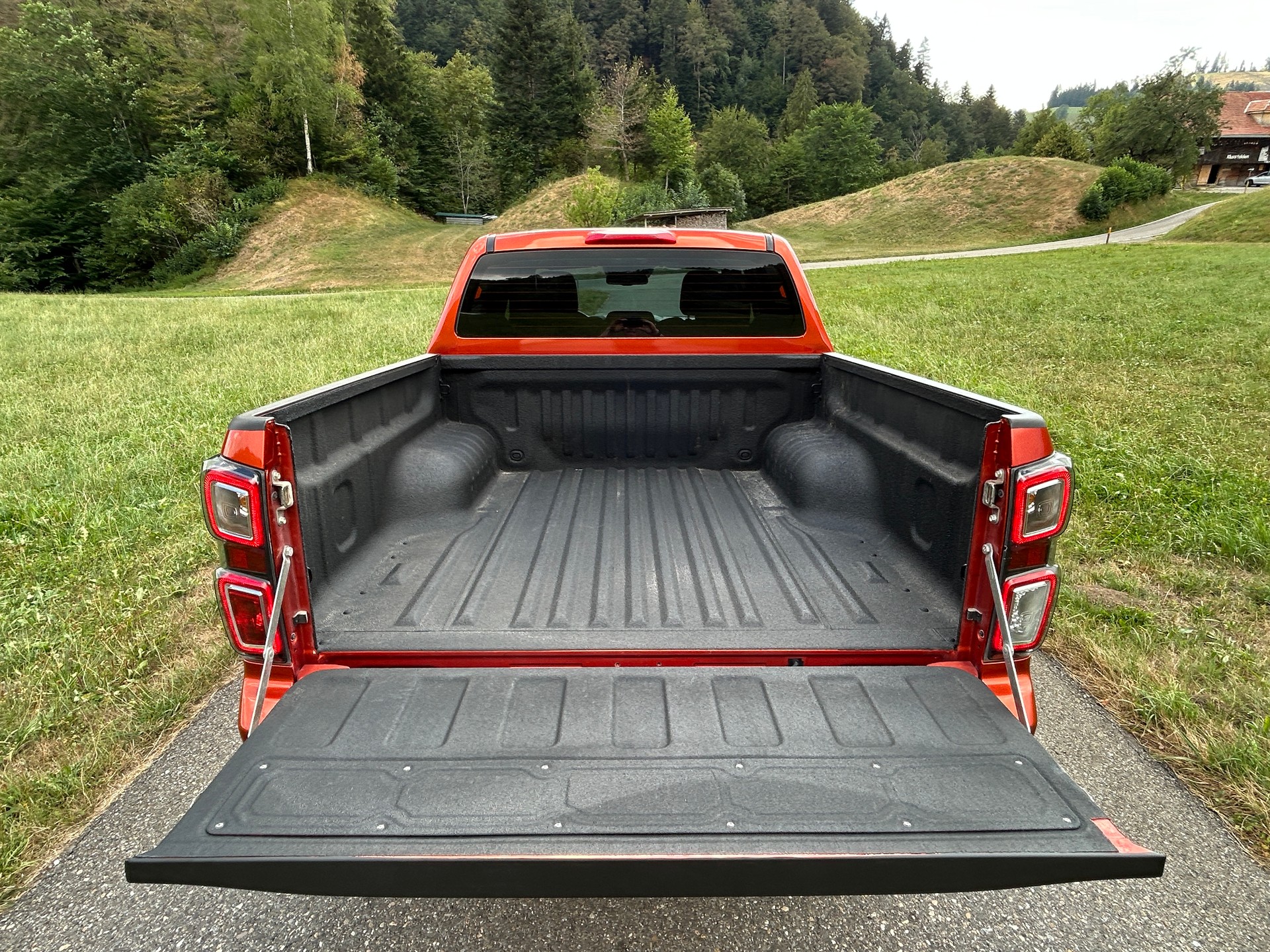 ISUZU D-MAX 1.9 CrewCab N60FF V-Cross 4x4 AT-image-4