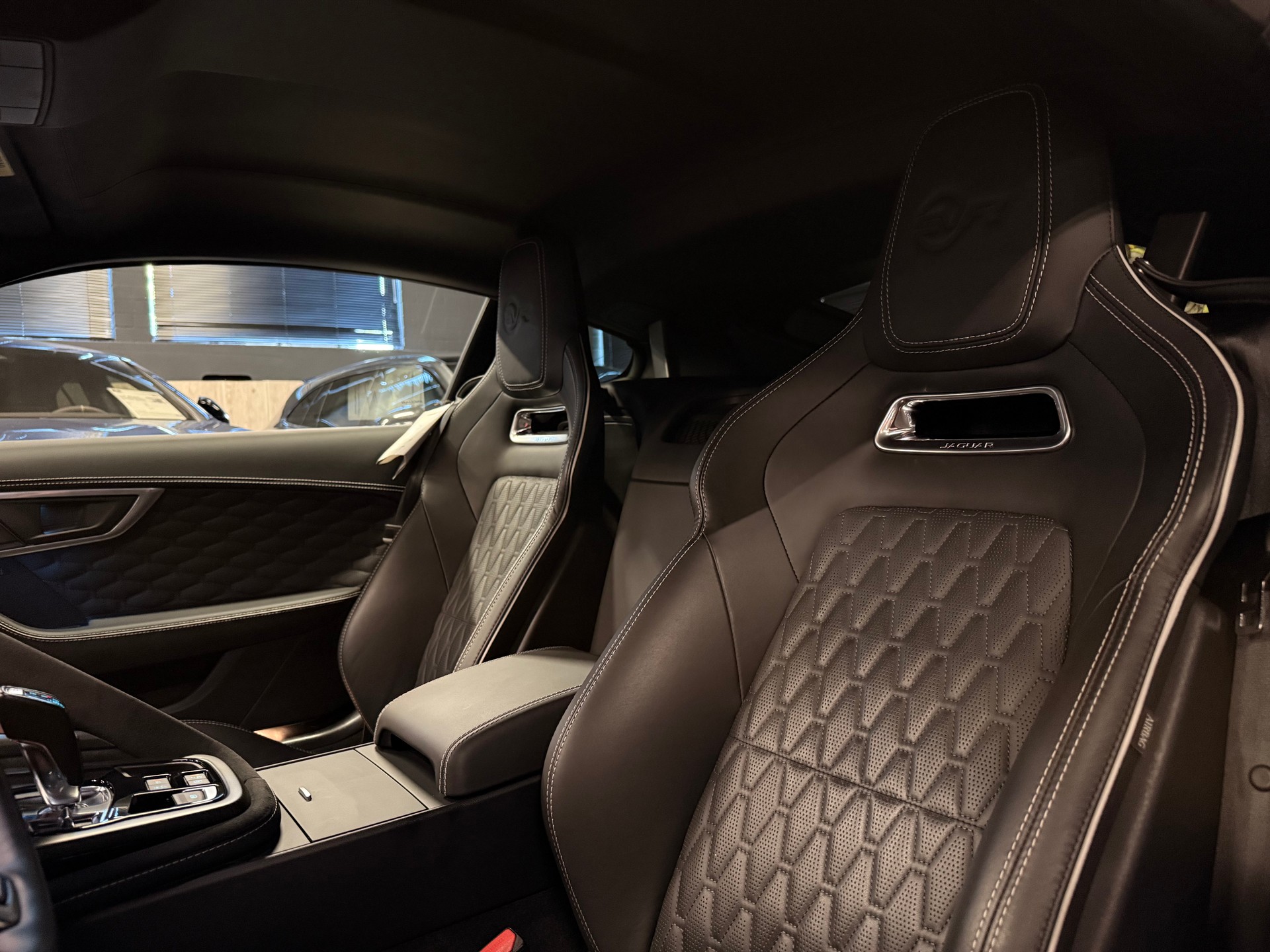 JAGUAR F-Type Coupé 5.0 V8 S/C SVR AWD / ** Aus 1. Hand / Carbon & Keramik Paket / Titan Abgasanlage / Komplett PPF Foliert **-image-26