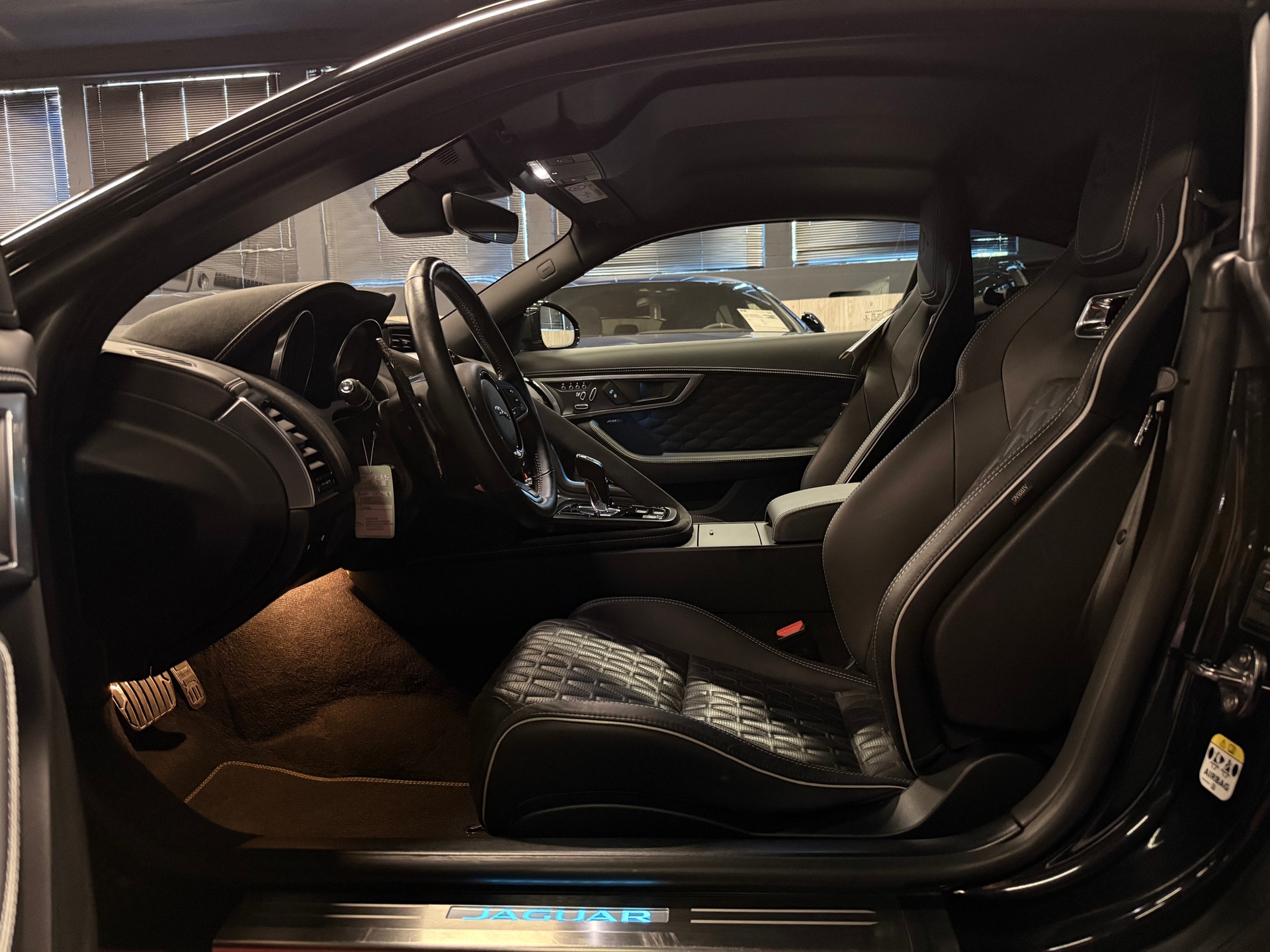 JAGUAR F-Type Coupé 5.0 V8 S/C SVR AWD / ** Aus 1. Hand / Carbon & Keramik Paket / Titan Abgasanlage / Komplett PPF Foliert **-image-18