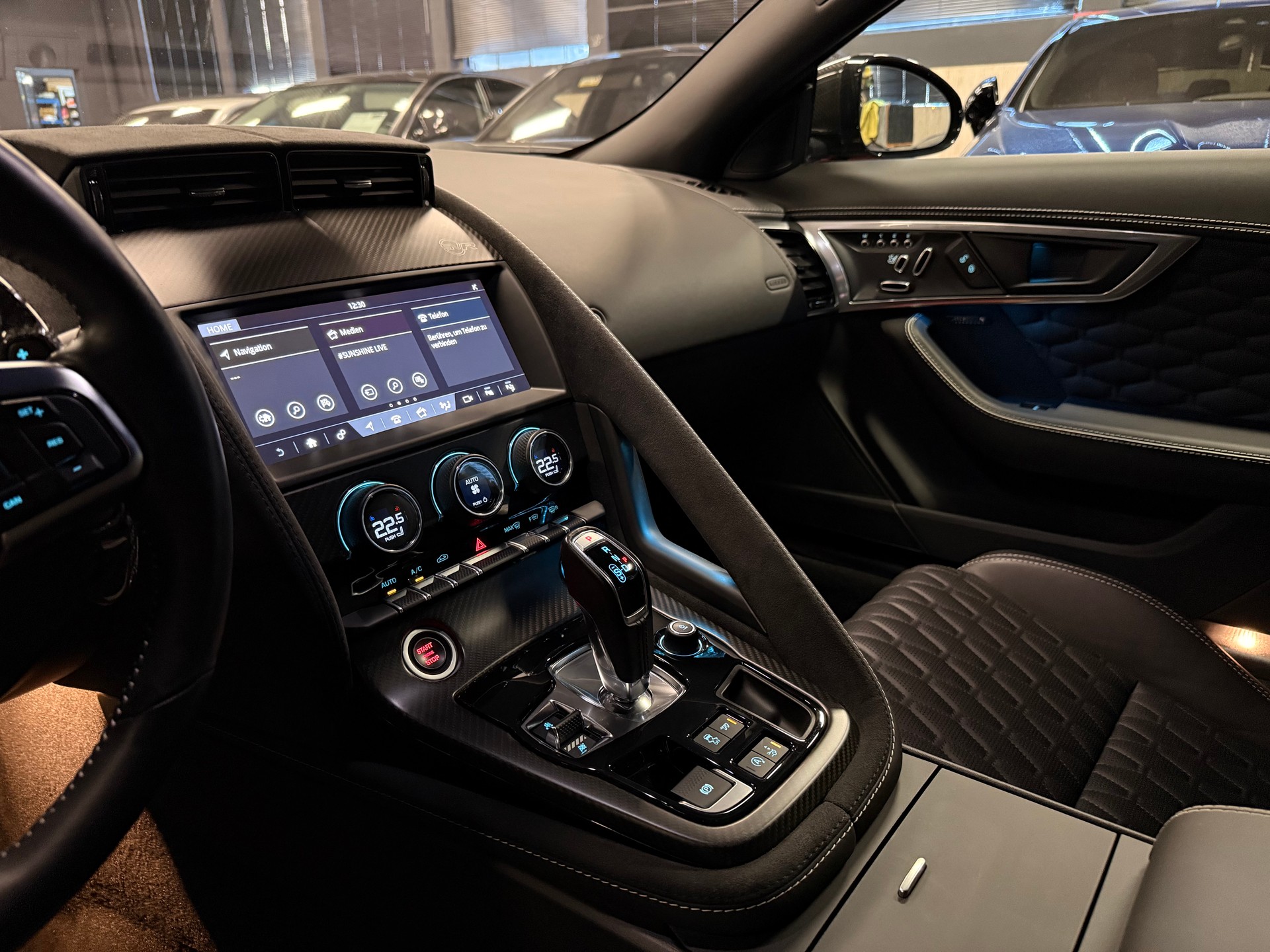 JAGUAR F-Type Coupé 5.0 V8 S/C SVR AWD / ** Aus 1. Hand / Carbon & Keramik Paket / Titan Abgasanlage / Komplett PPF Foliert **-image-22