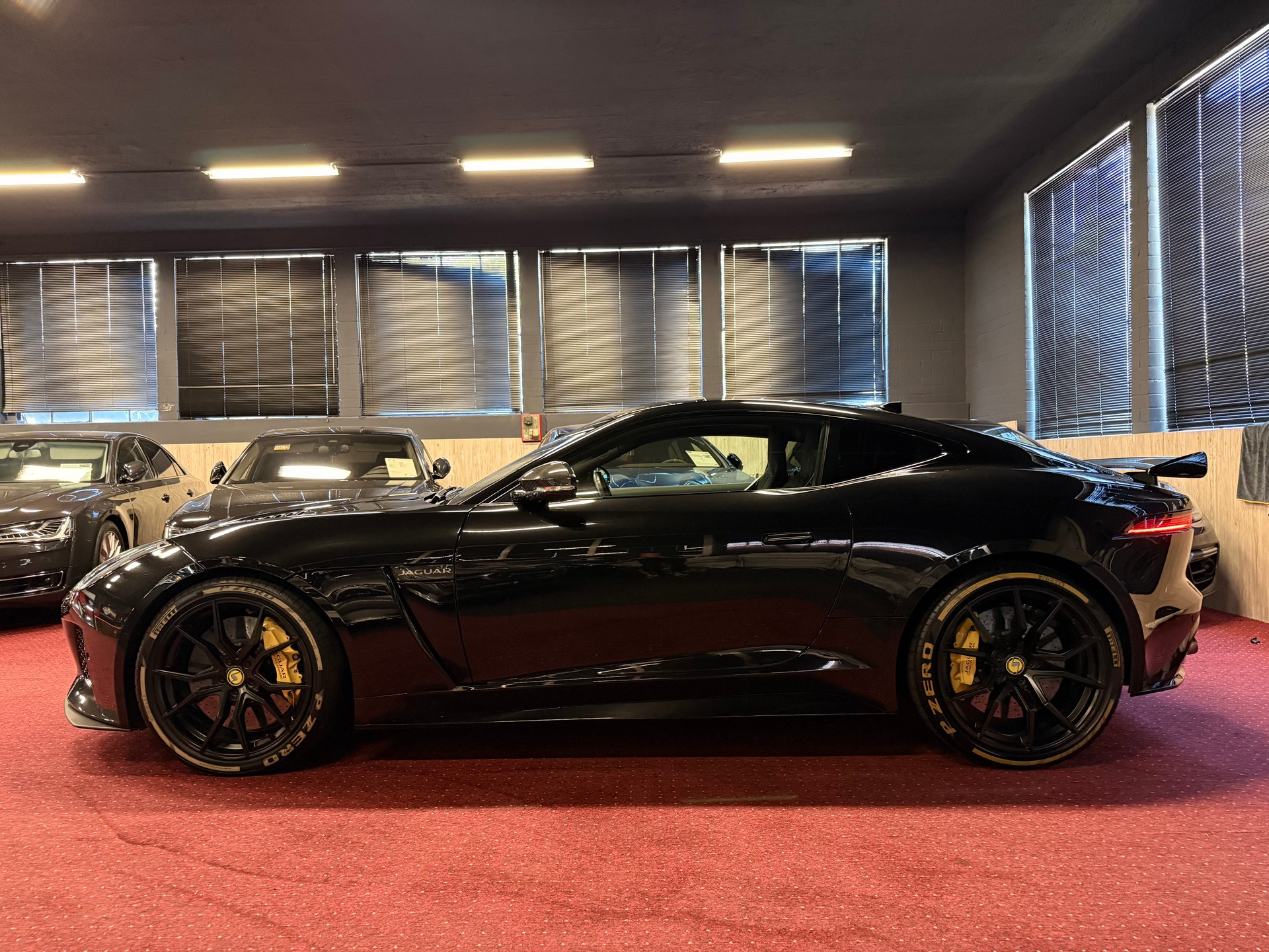 JAGUAR F-Type Coupé 5.0 V8 S/C SVR AWD / ** Aus 1. Hand / Carbon & Keramik Paket / Titan Abgasanlage / Komplett PPF Foliert **-image-11