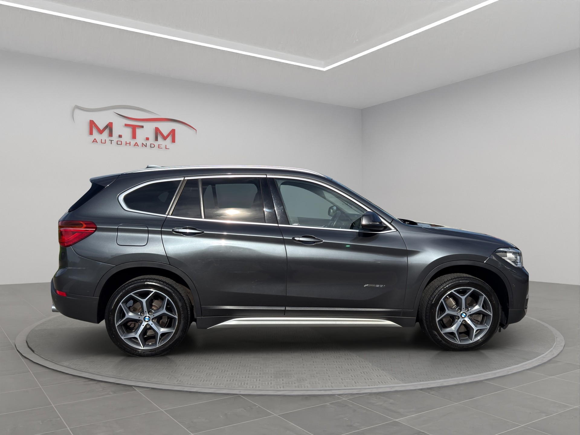 BMW X1 xDrive 20i xLine Steptronic-image-11