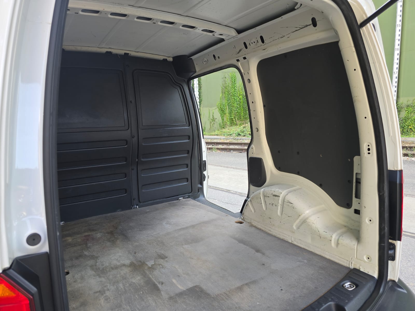 VW Caddy 2.0TDI BlueMotion Technology-image-11