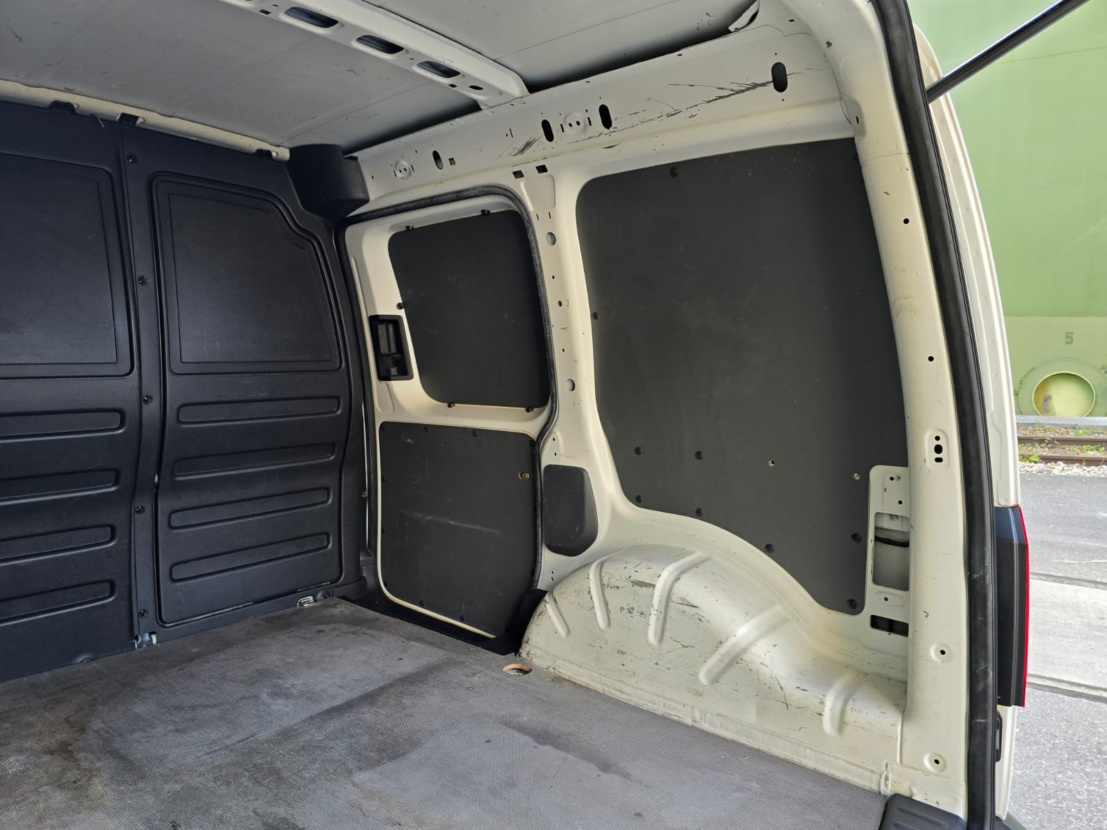 VW Caddy 2.0TDI BlueMotion Technology-image-12
