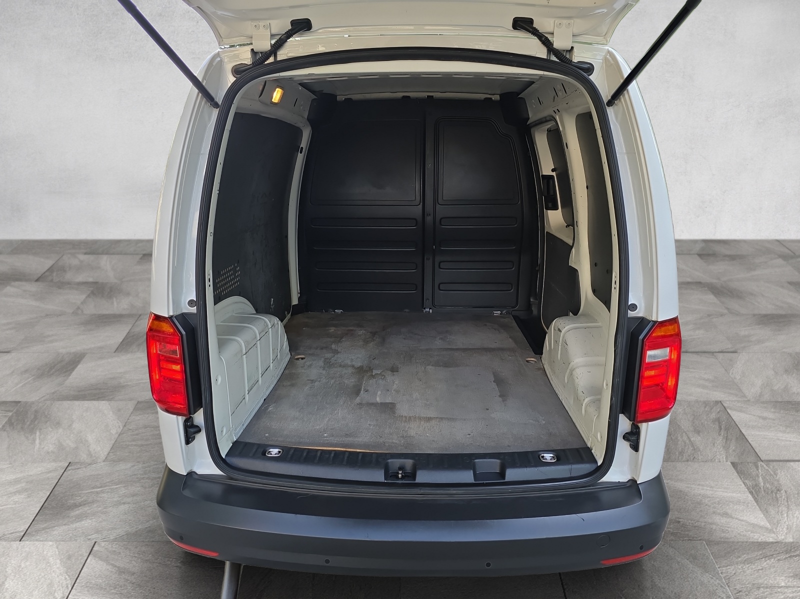 VW Caddy 2.0TDI BlueMotion Technology-image-10