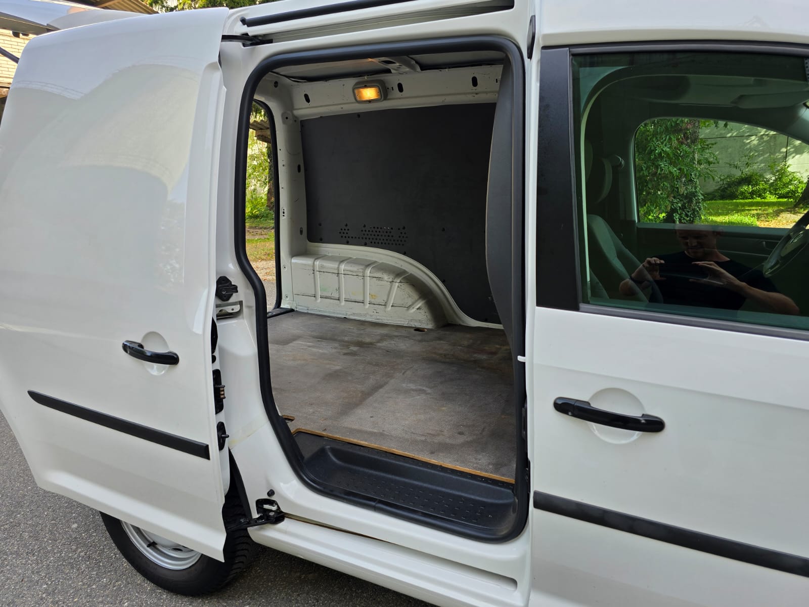 VW Caddy 2.0TDI BlueMotion Technology-image-14