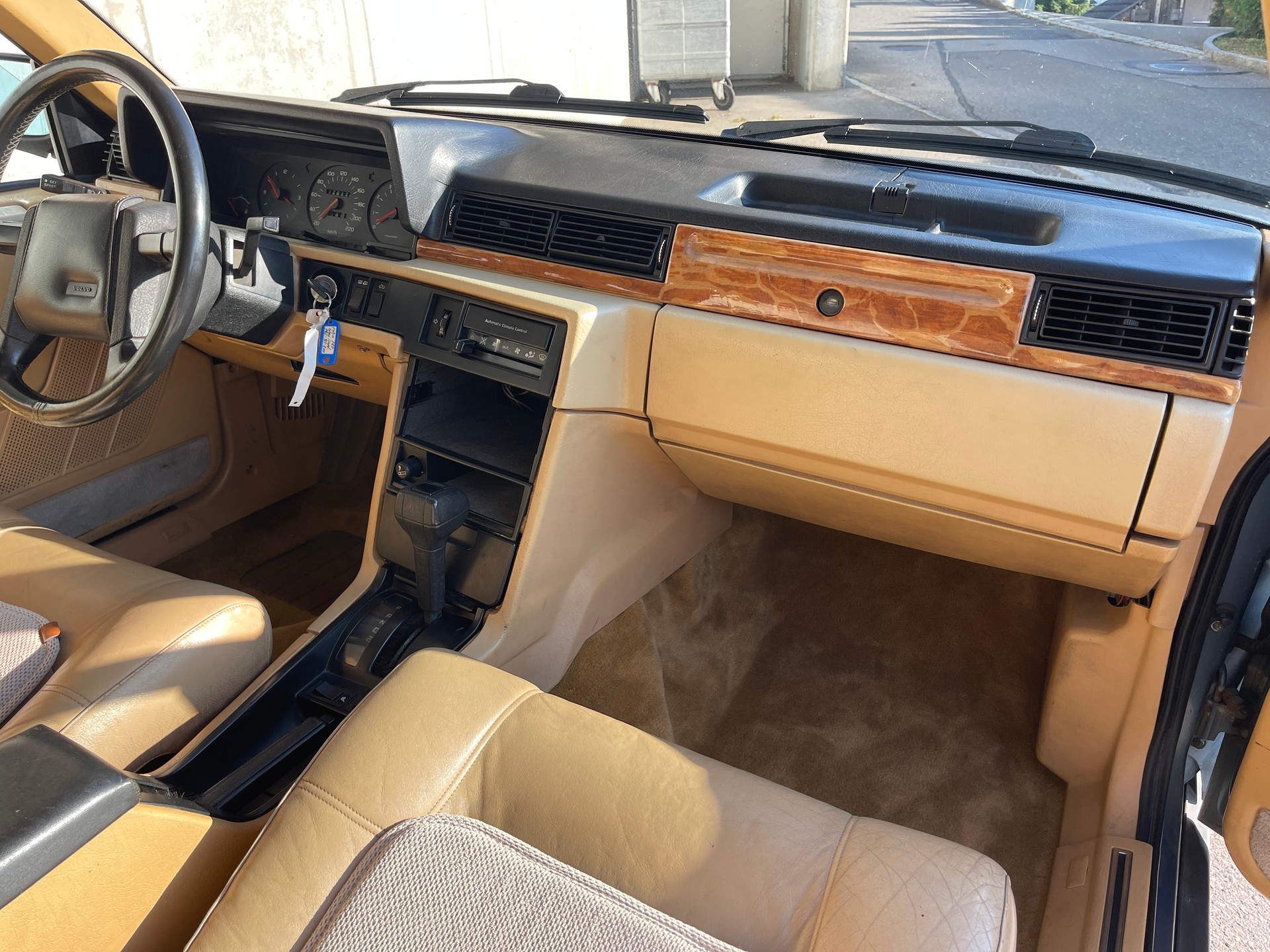 VOLVO 780 Coupé Bertone-image-4