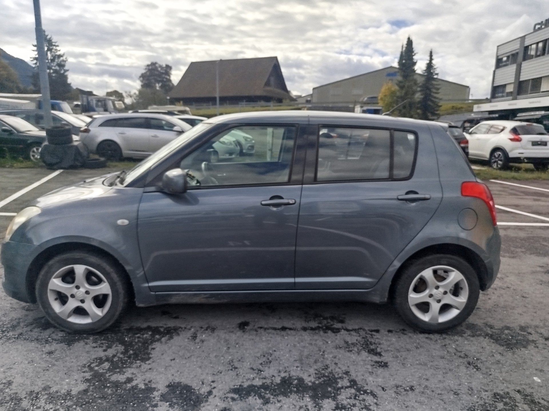 SUZUKI Swift 1.3i 16V GL 4x4-image-2