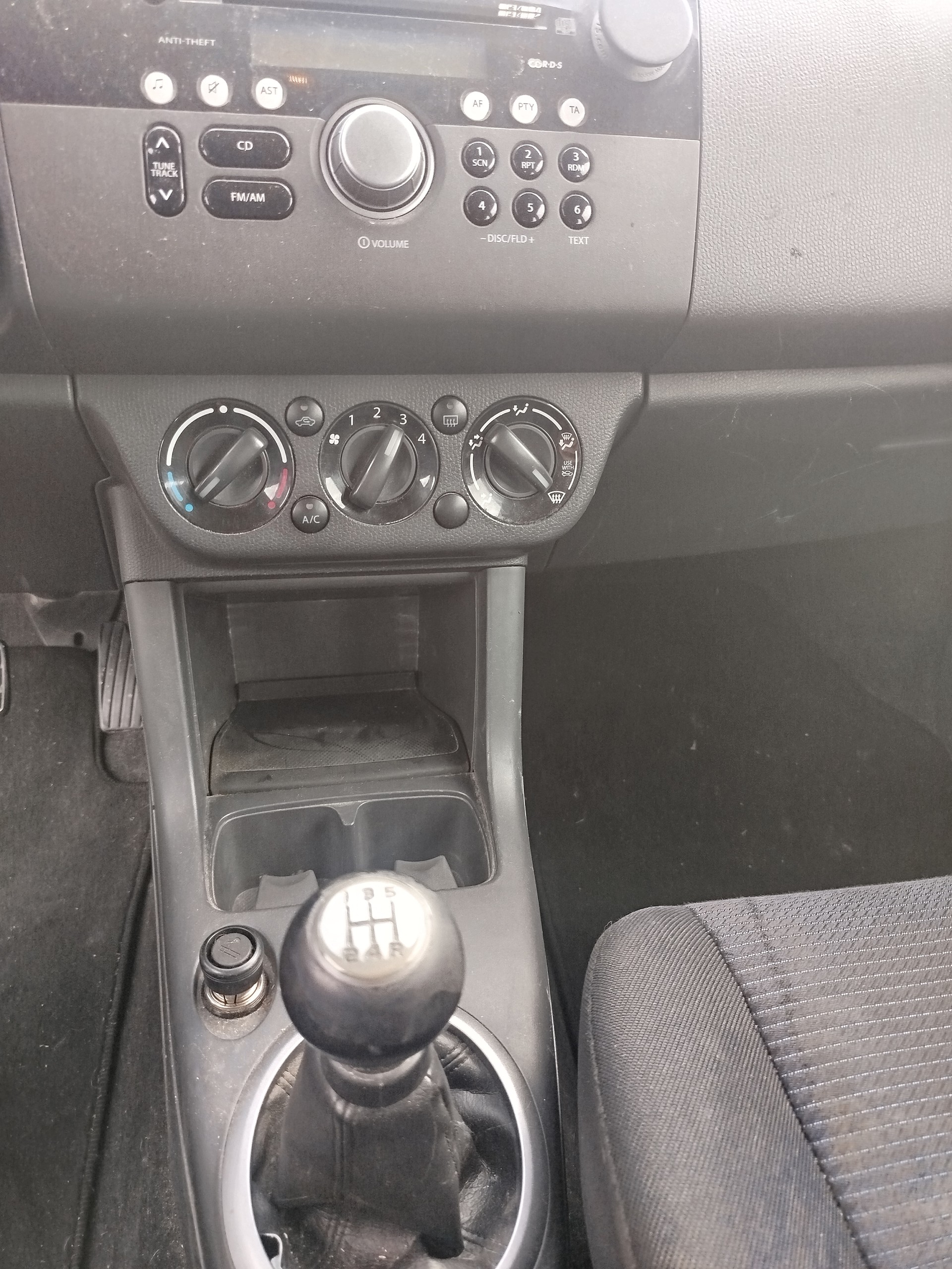 SUZUKI Swift 1.3i 16V GL 4x4-image-12