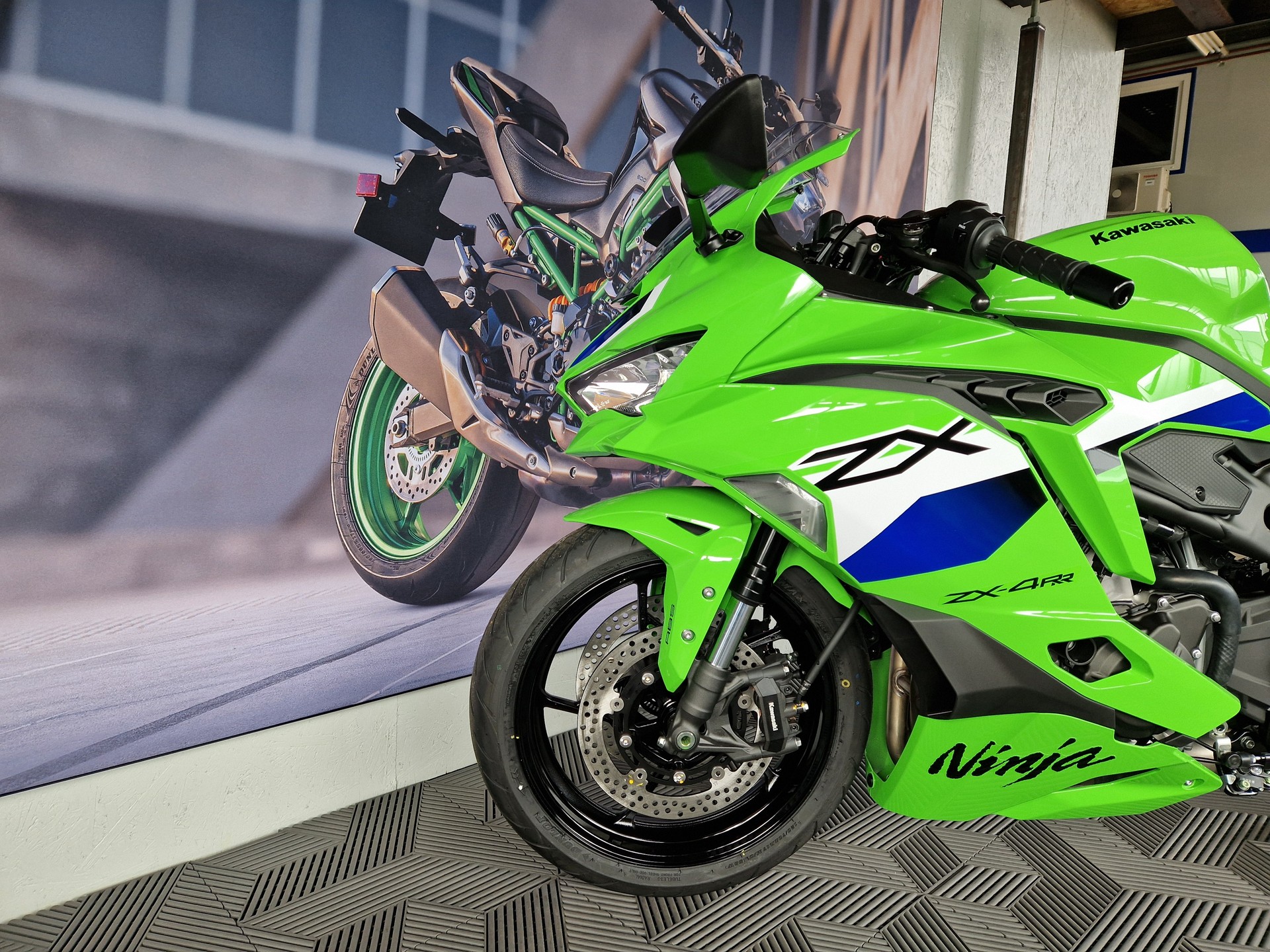 KAWASAKI Ninja ZX-4RR MY 26 (57/35KW) mit Heckumbau