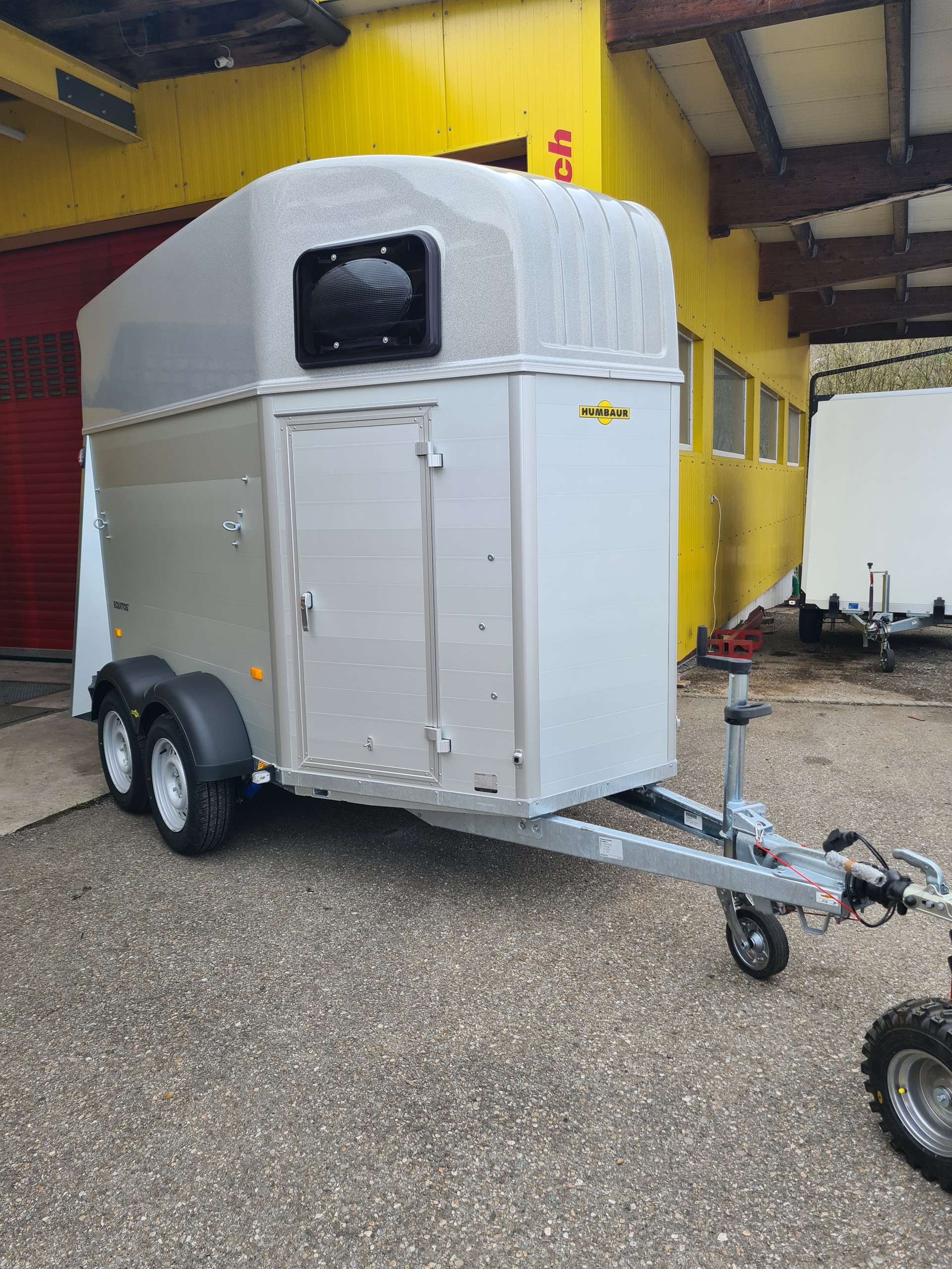HUMBAUR DMS Equitos Alu Plus 2400 inkl. Hecktüre dreh- und schwenkbar