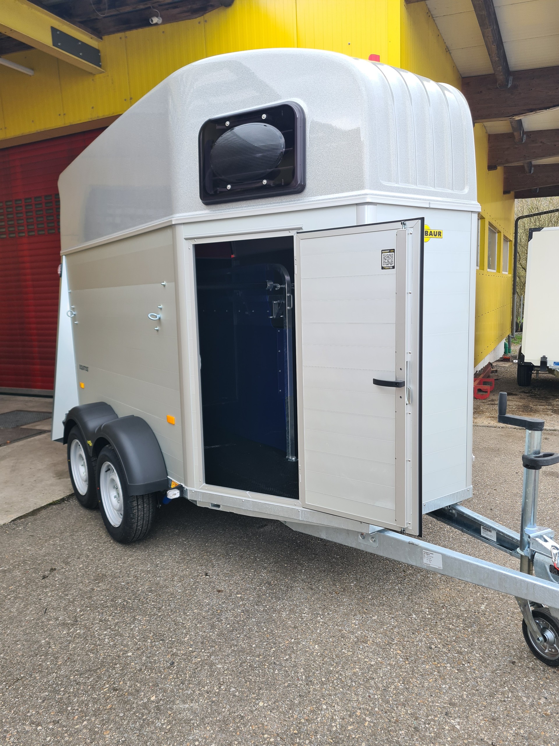 HUMBAUR DMS Equitos Alu Plus 2400 inkl. Hecktüre dreh- und schwenkbar-image-4
