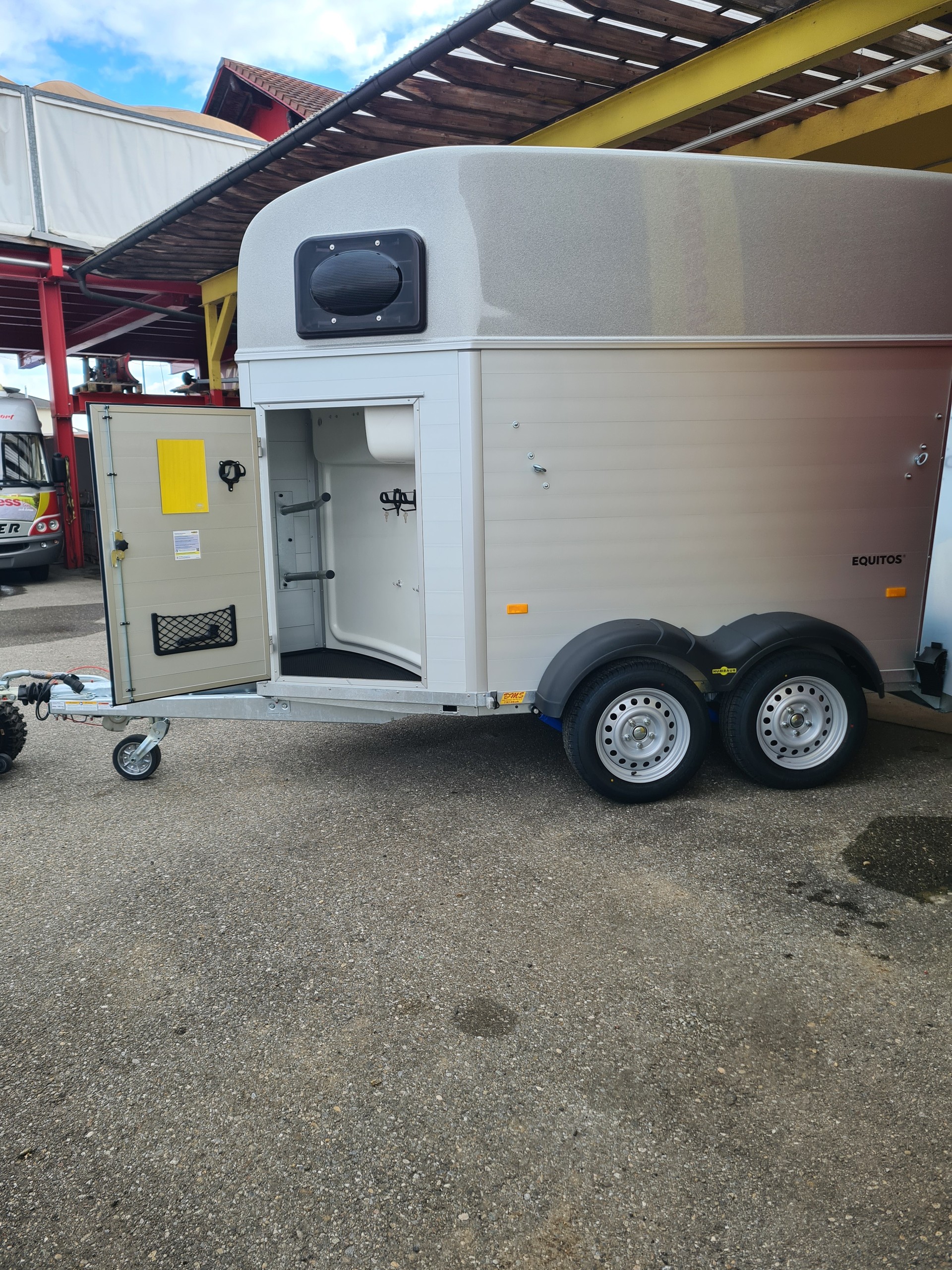 HUMBAUR DMS Equitos Alu Plus 2400 inkl. Hecktüre dreh- und schwenkbar-image-1