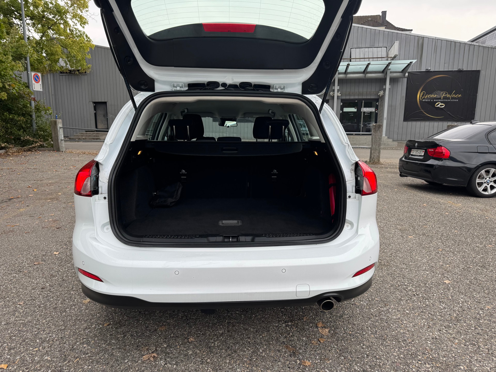 FORD Focus 1.5 TDCi Trend Automatic ** Gr. Navi * Klima * PDC V&H * Tempomat * Frisch Ab MFK-image-13