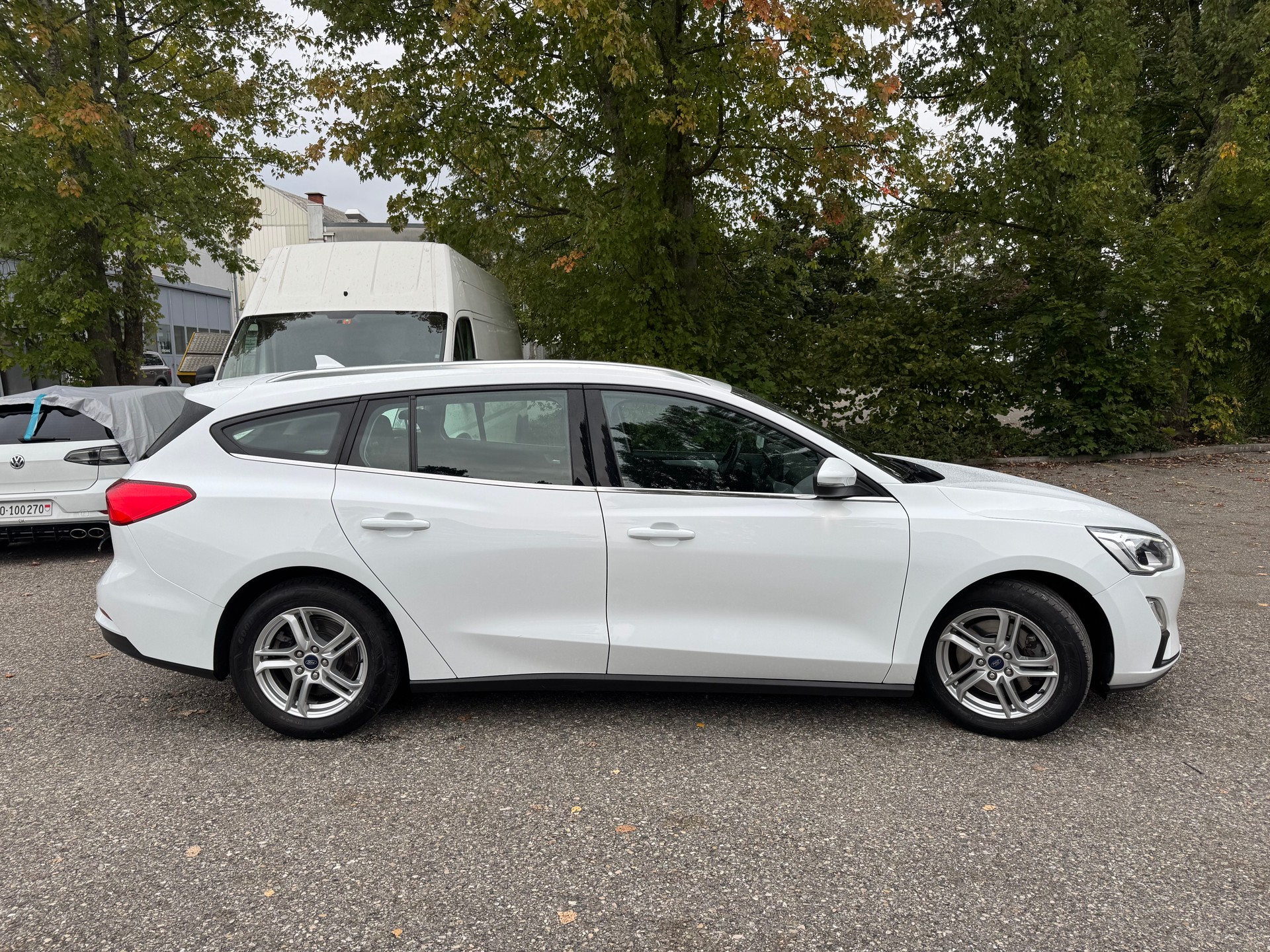 FORD Focus 1.5 TDCi Trend Automatic ** Gr. Navi * Klima * PDC V&H * Tempomat * Frisch Ab MFK-image-9
