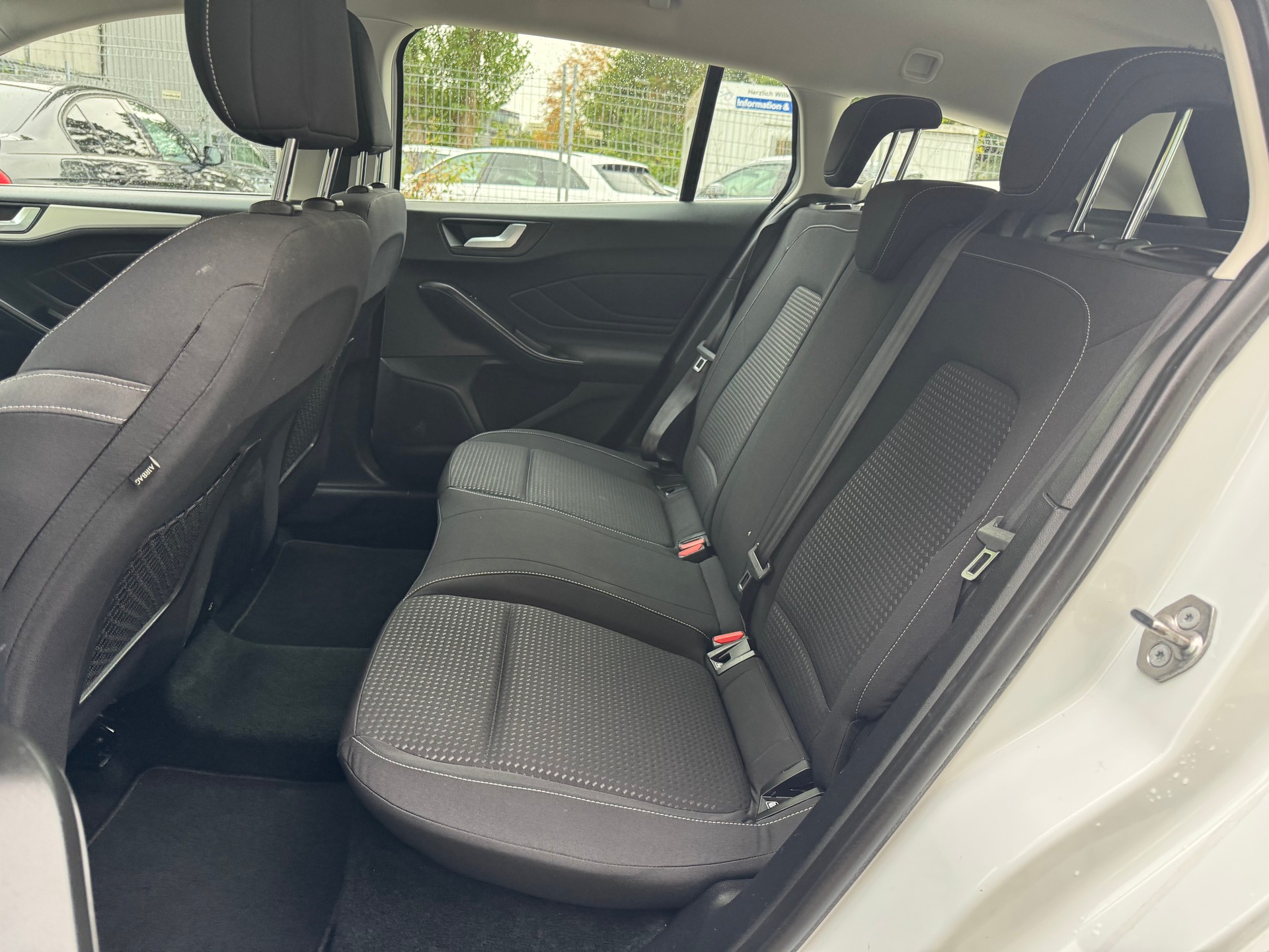 FORD Focus 1.5 TDCi Trend Automatic ** Gr. Navi * Klima * PDC V&H * Tempomat * Frisch Ab MFK-image-6