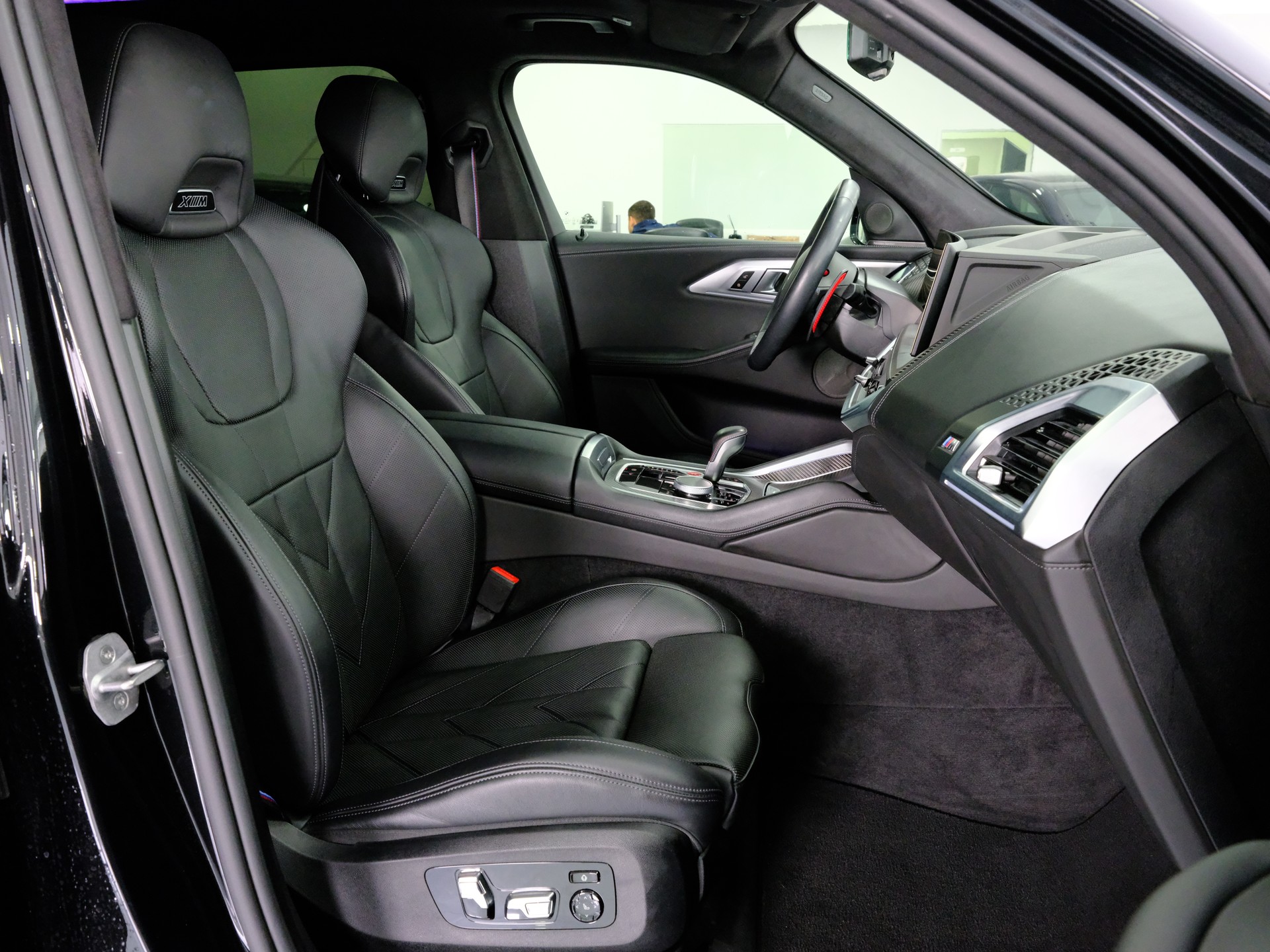 BMW XM xDrive 50e PHEV Steptronic-image-25