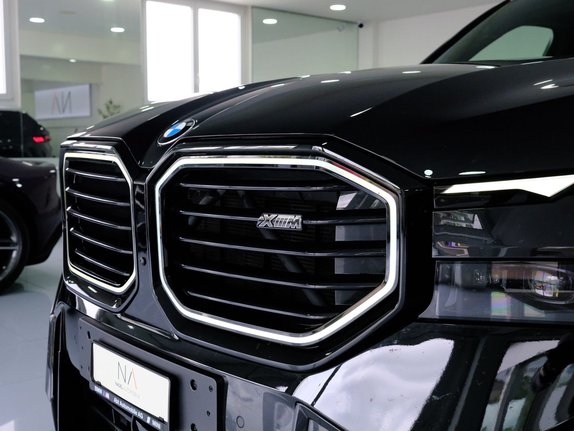 BMW XM xDrive 50e PHEV Steptronic-image-15