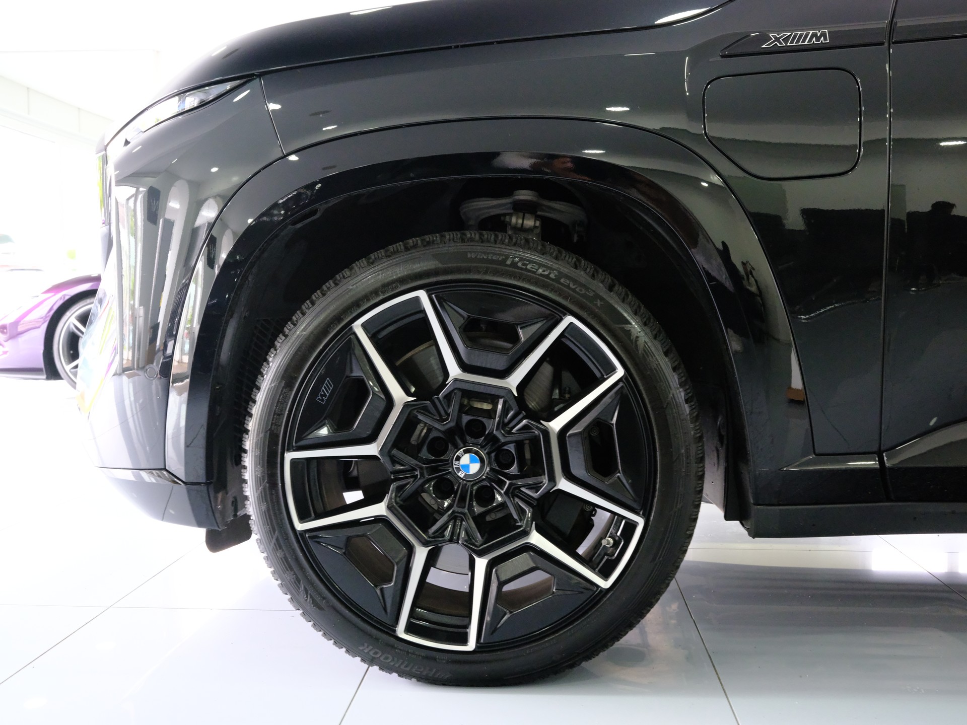 BMW XM xDrive 50e PHEV Steptronic-image-12