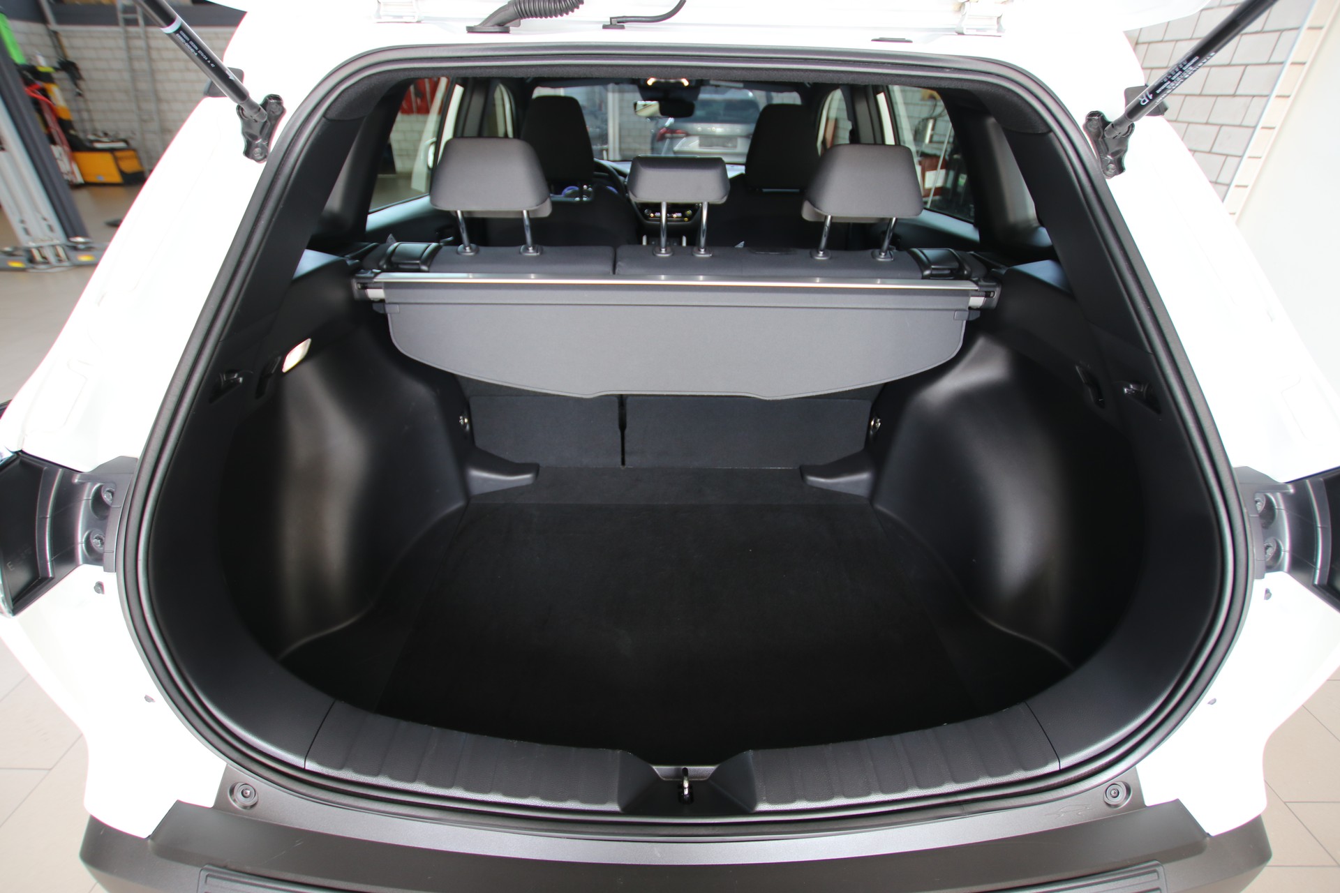 TOYOTA Corolla Cross 1.8 Trend e-CVT-image-15