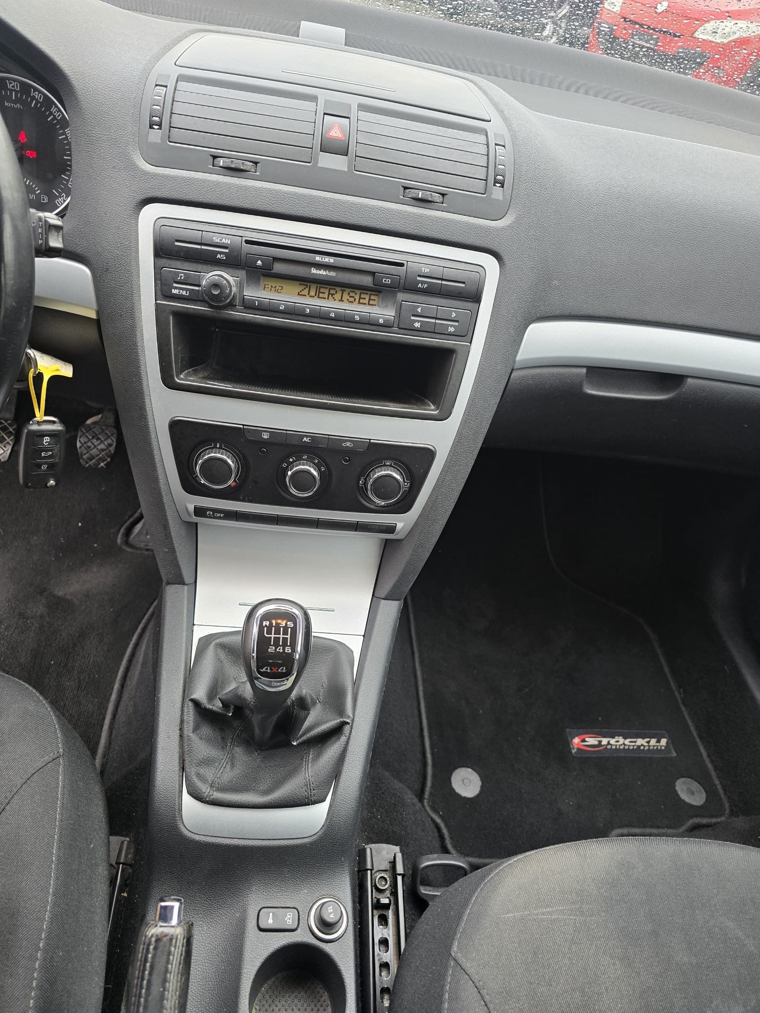 SKODA Octavia Combi 1.6 TDI Swiss Adventure 4x4-image-12