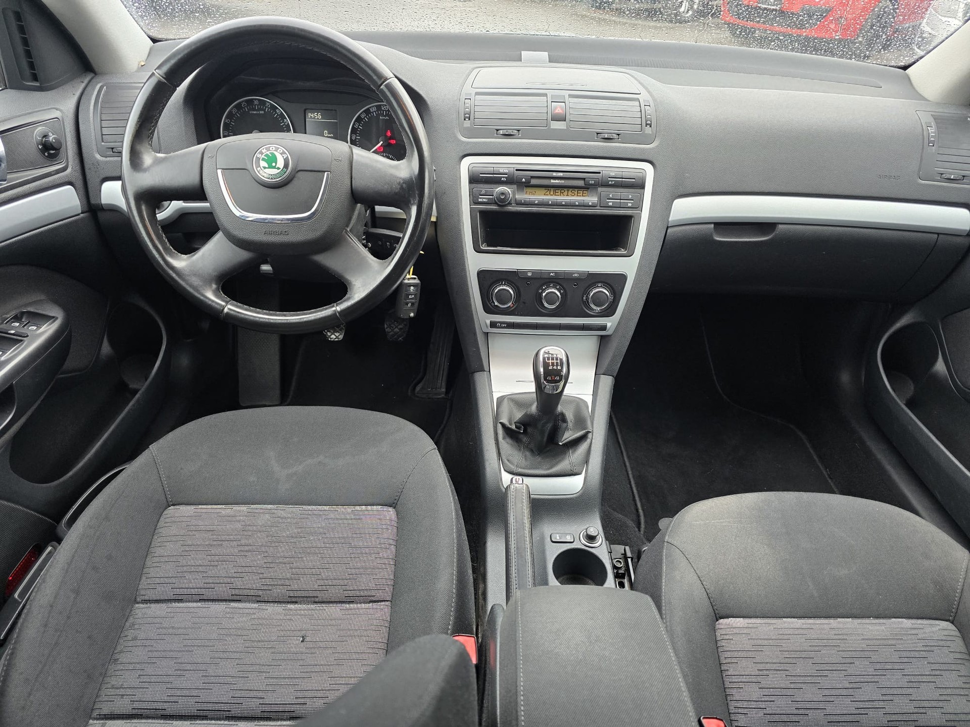 SKODA Octavia Combi 1.6 TDI Swiss Adventure 4x4-image-9