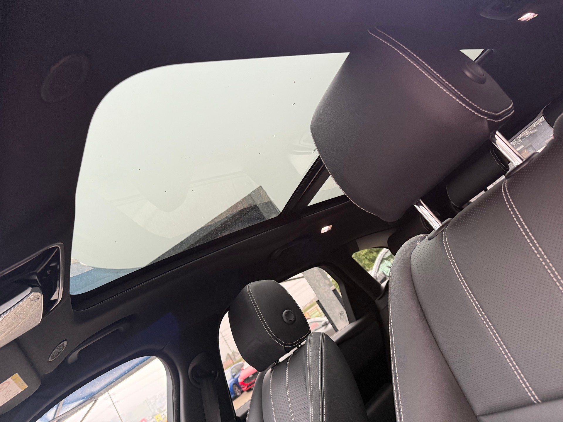 LAND ROVER Range Rover Velar 2.0 T R-Dynamic SE * LUFTFEDERUNG*PANORAMADACH-image-11