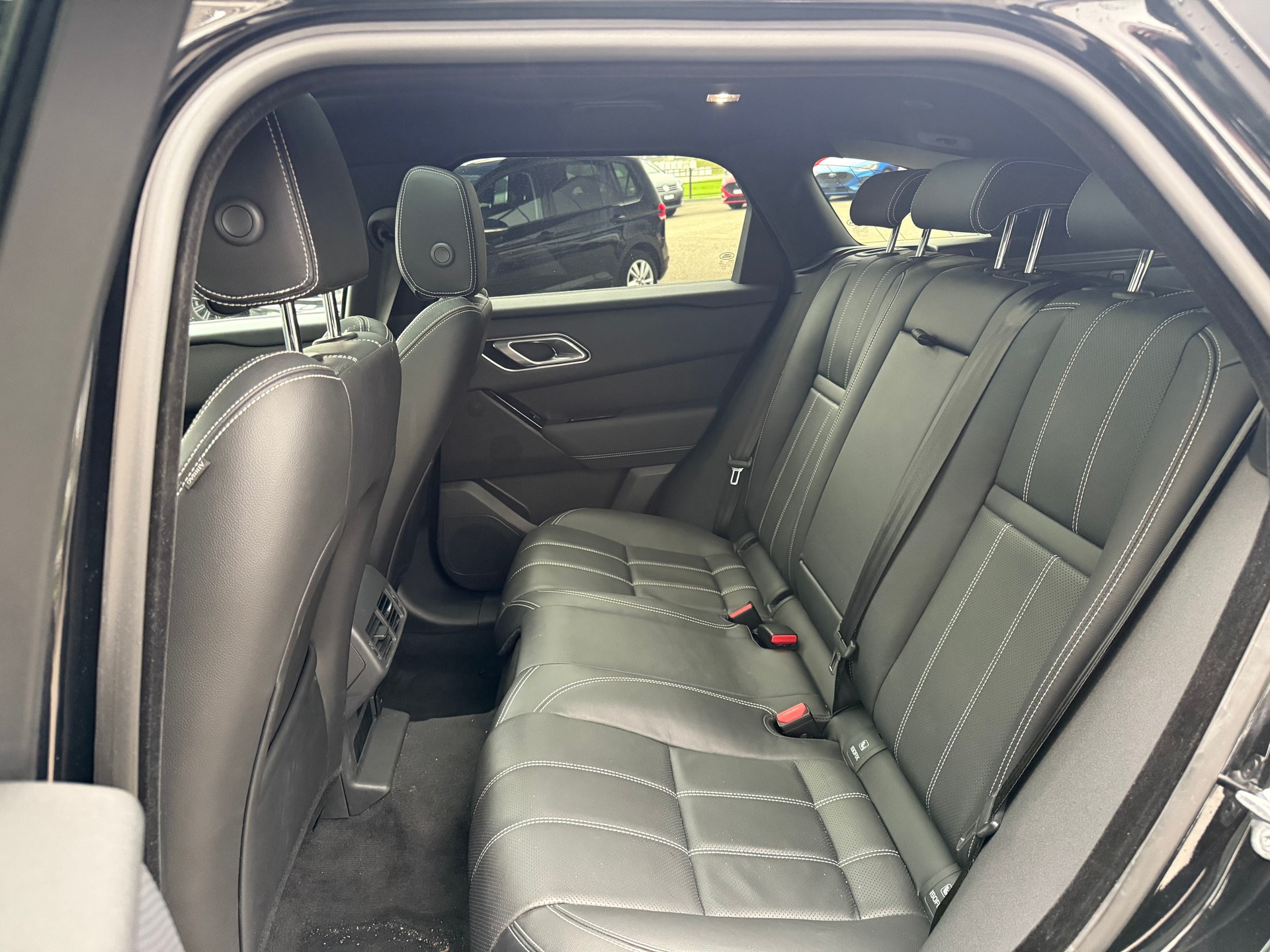LAND ROVER Range Rover Velar 2.0 T R-Dynamic SE * LUFTFEDERUNG*PANORAMADACH-image-8