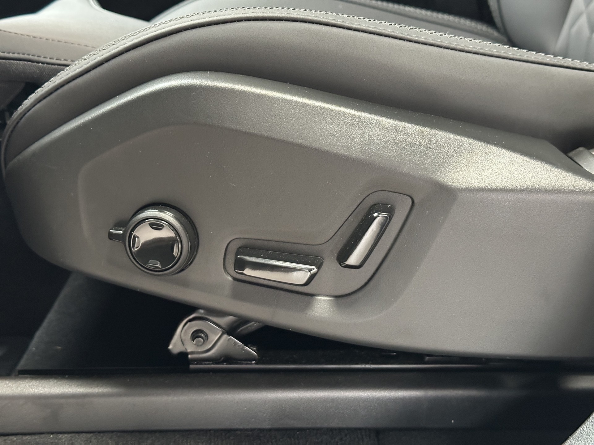 VOLVO XC90 B5 Benzin 7Pl. Mild Hybrid AWD Plus Bright Geartronic-image-10
