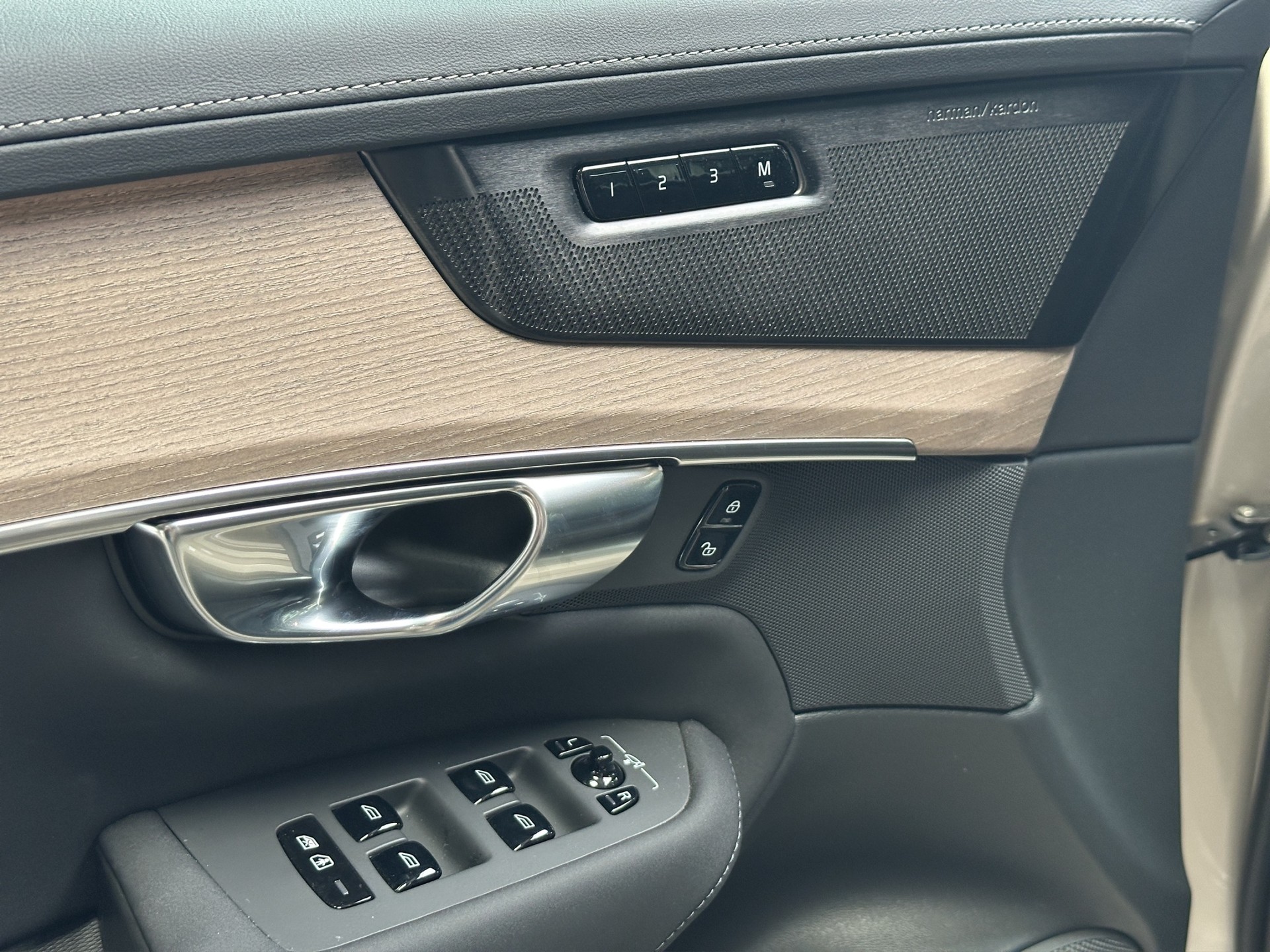 VOLVO XC90 B5 Benzin 7Pl. Mild Hybrid AWD Plus Bright Geartronic-image-9