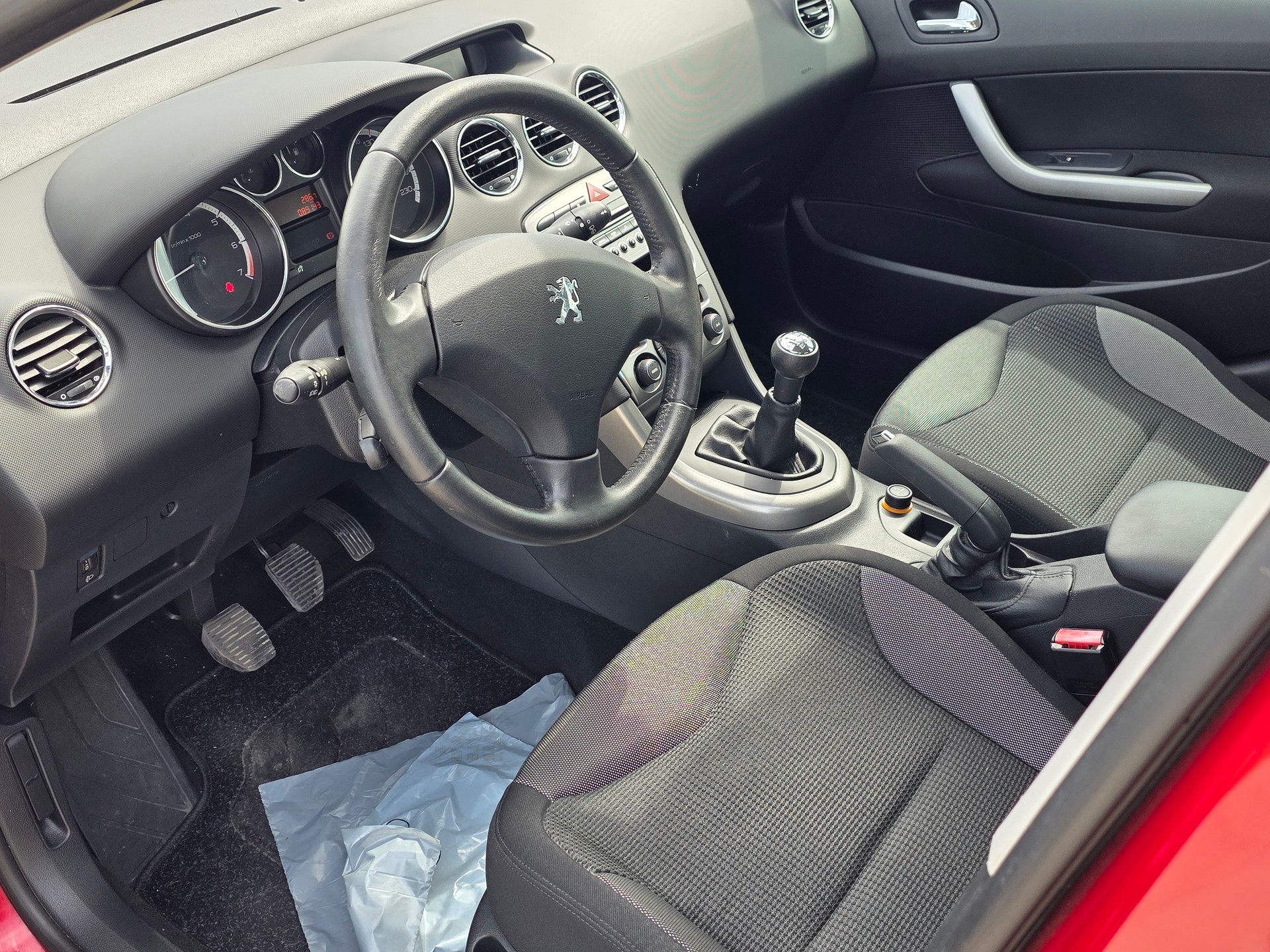 PEUGEOT 308 1.6 16V T Sport Pack-image-6