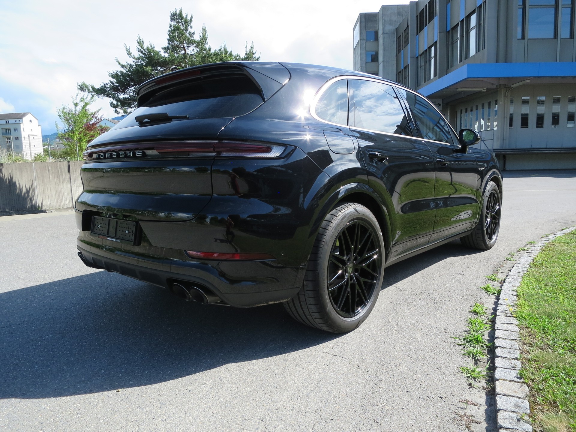 PORSCHE Cayenne Turbo E-Hybrid Tiptronic-image-4