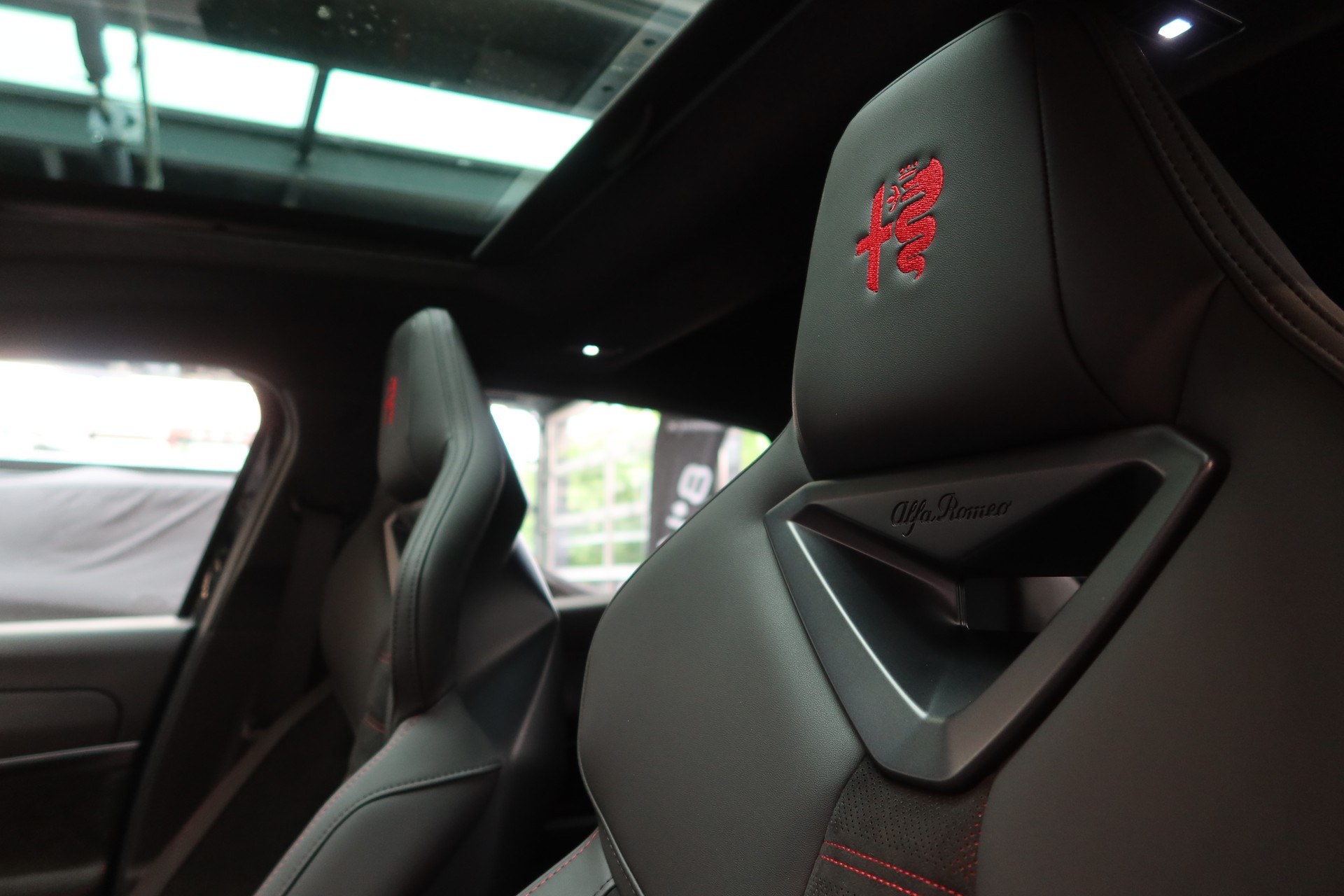 ALFA ROMEO Junior 280 54kWh Veloce Sport/Tech/Sky-image-10