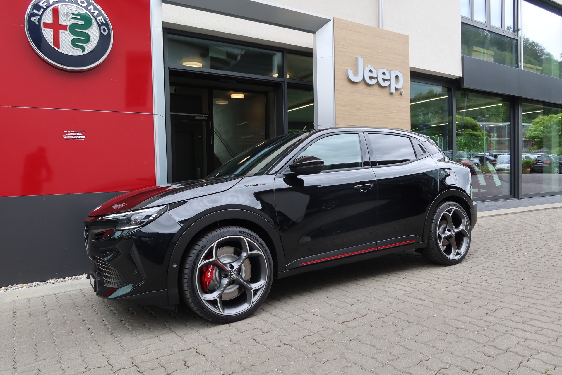 ALFA ROMEO Junior 280 54kWh Veloce Sport/Tech/Sky-image-1