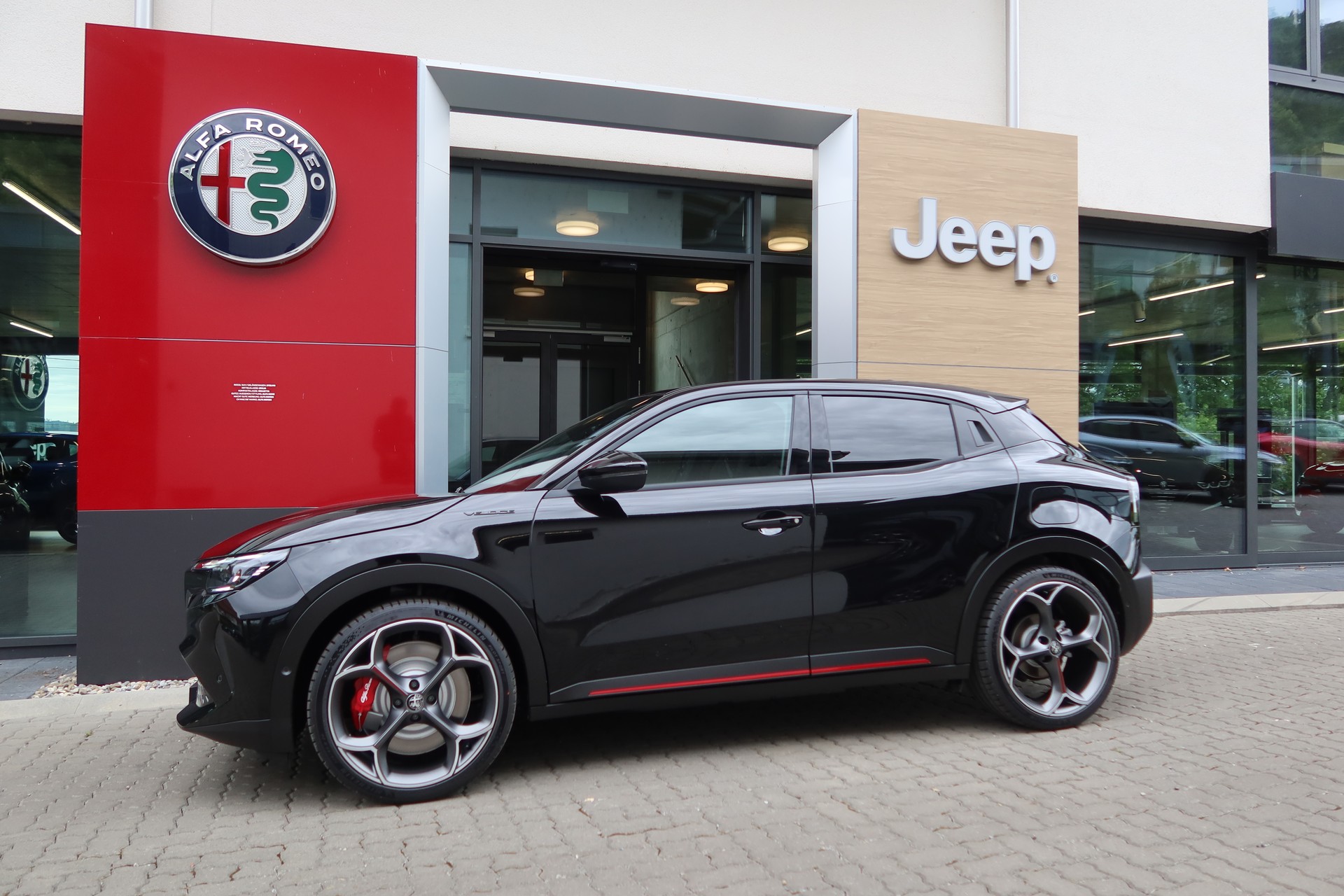 ALFA ROMEO Junior 280 54kWh Veloce Sport/Tech/Sky-image-2