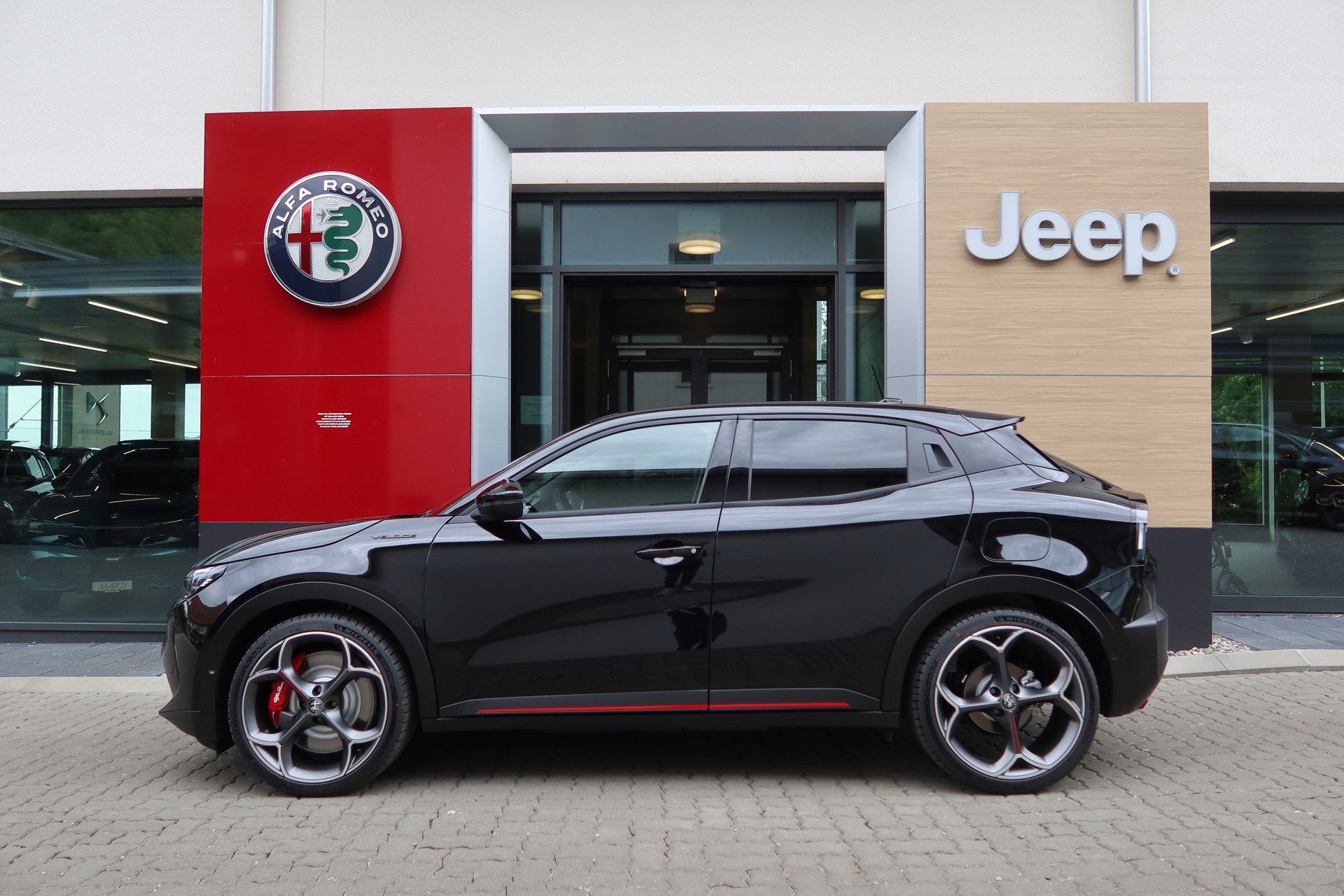 ALFA ROMEO Junior 280 54kWh Veloce Sport/Tech/Sky-image-3