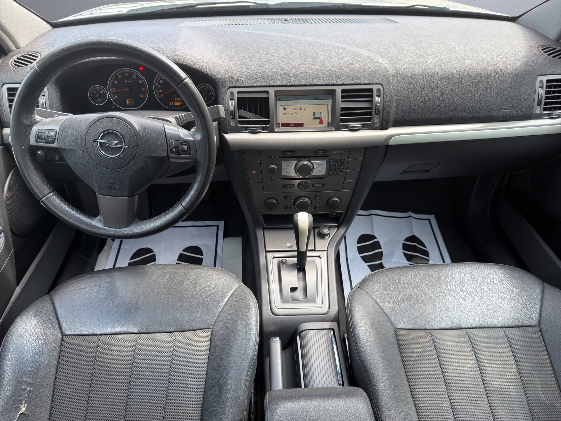OPEL Vectra Caravan 2.2 Diamond Automatic-image-12