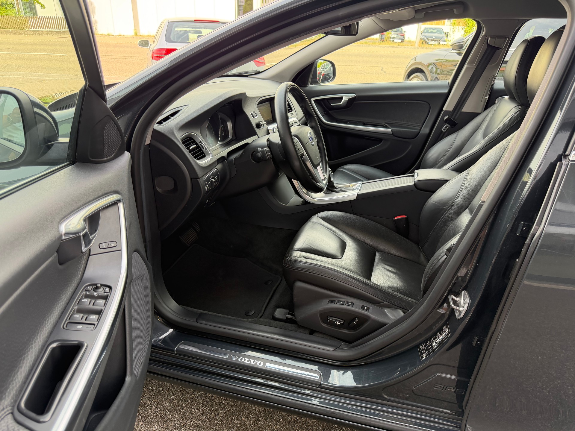 VOLVO V60 3.0 T6 Summum AWD-image-11