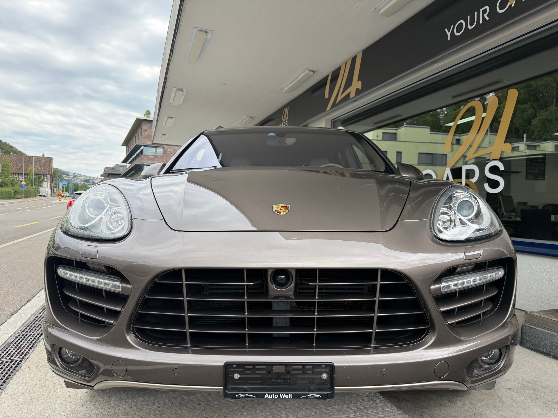 PORSCHE Cayenne Turbo-showroom-element-1