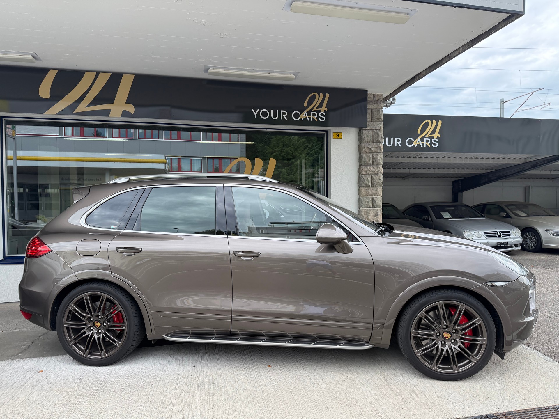 PORSCHE Cayenne Turbo-showroom-element-3