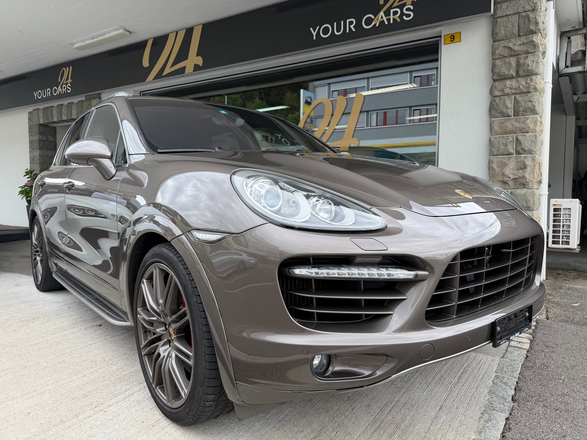 PORSCHE Cayenne Turbo-showroom-element-2