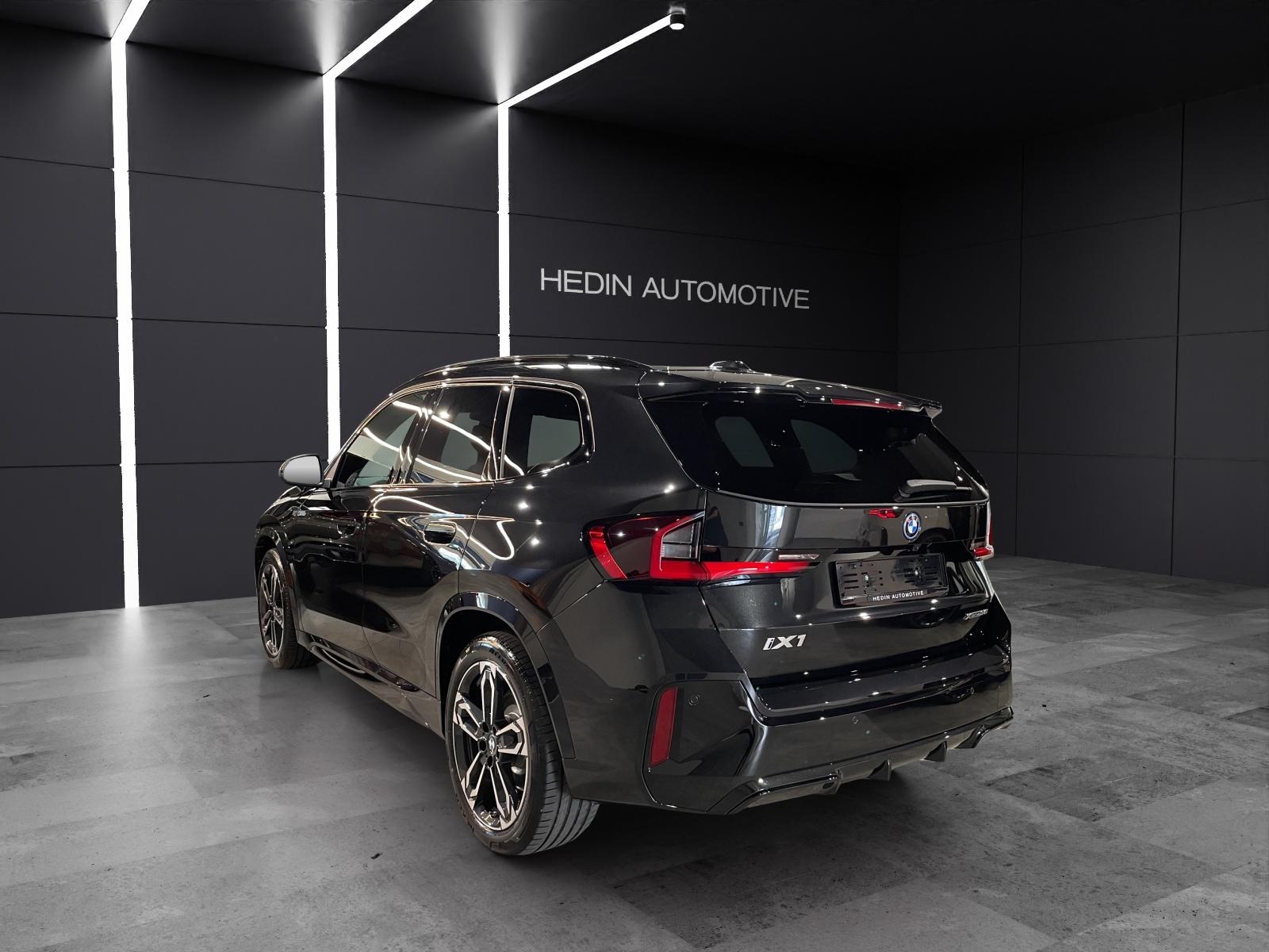 BMW iX1 30 xDrive-showroom-element-3