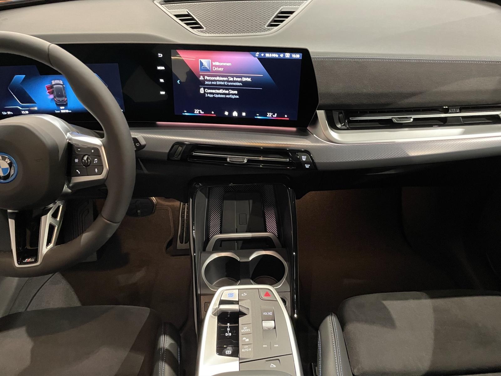 BMW iX1 30 xDrive-image-12