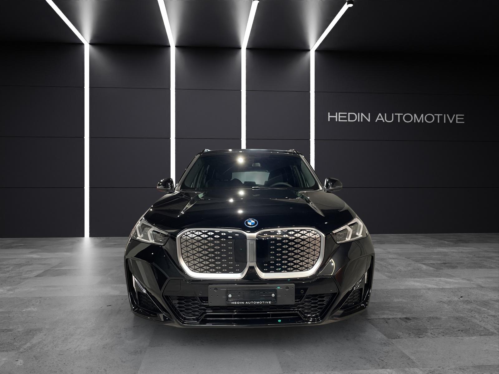 BMW iX1 30 xDrive-showroom-element-2