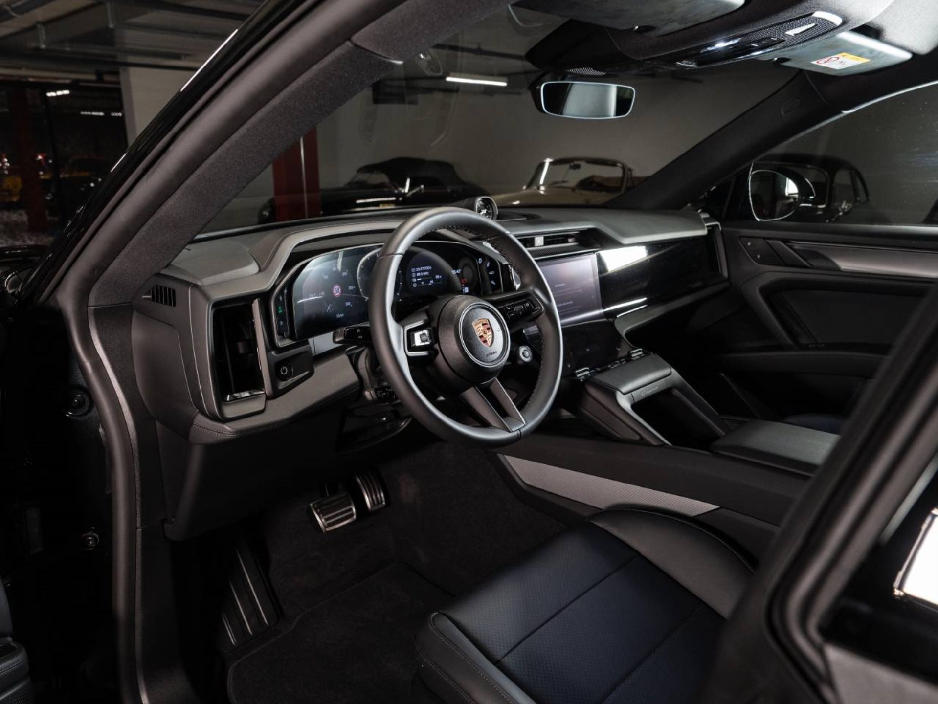 PORSCHE Cayenne S Coupé Electric-showroom-element-3