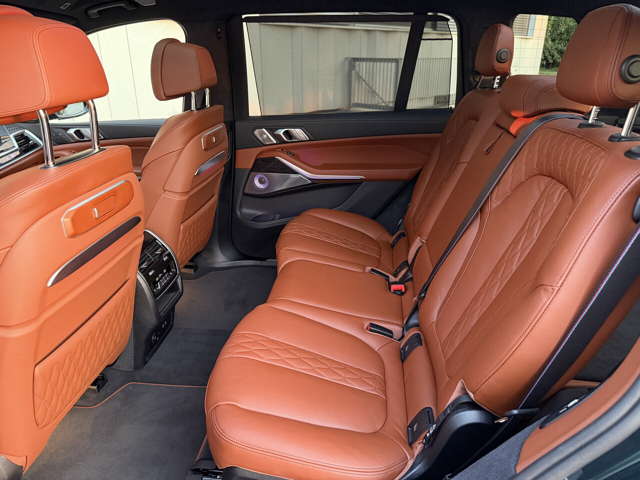 BMW M60i-image-9