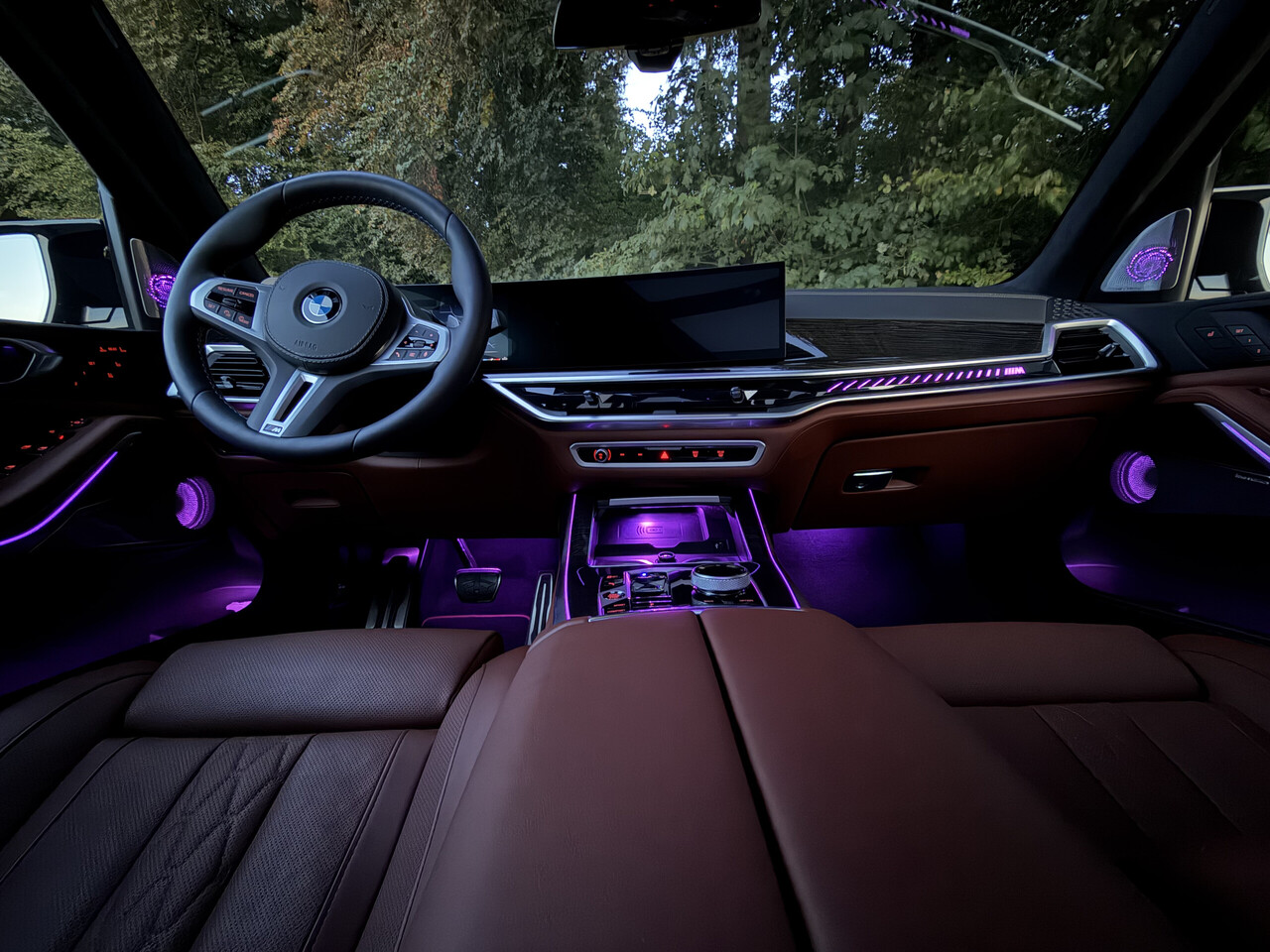 BMW M60i-image-18