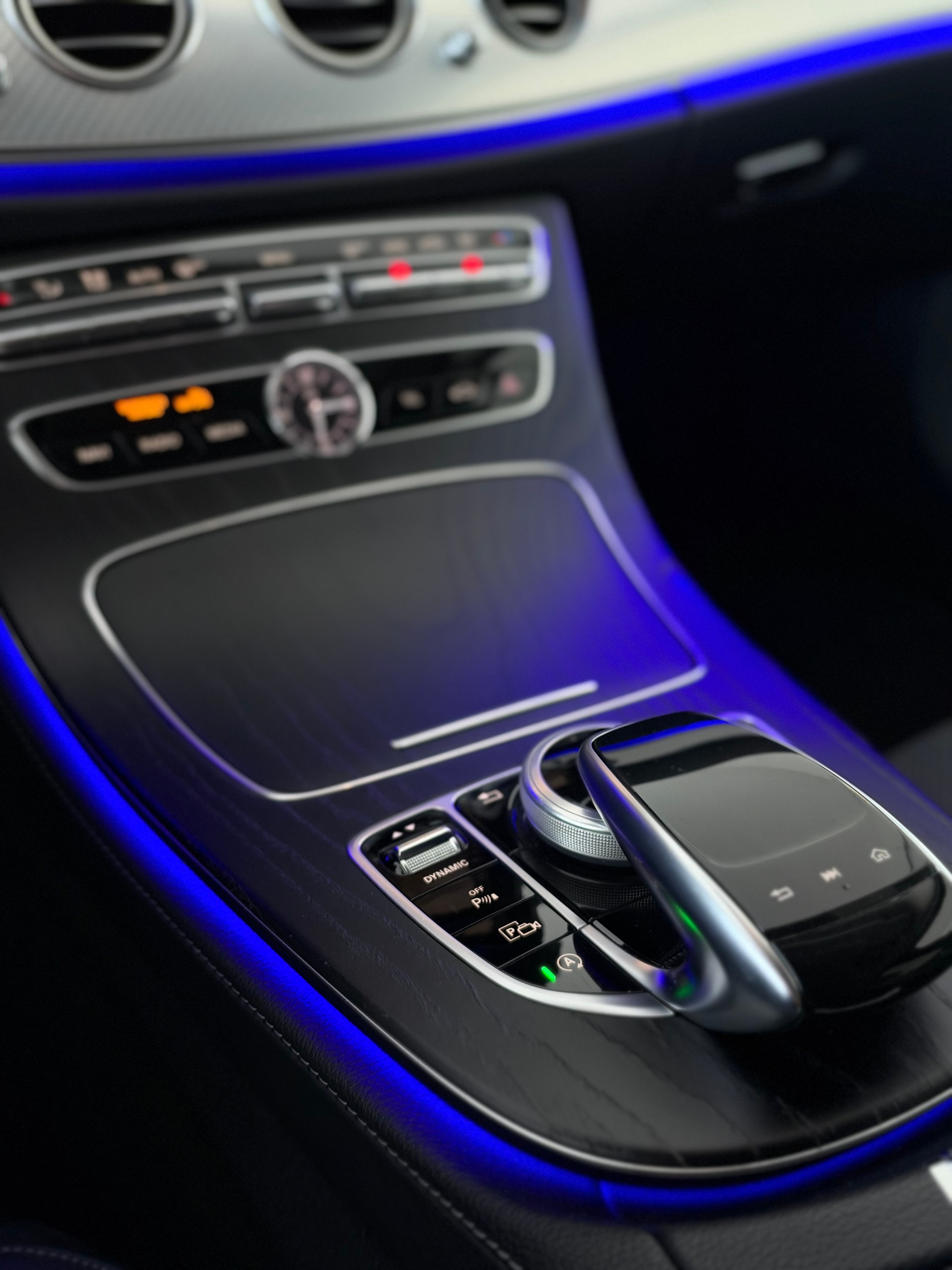 MERCEDES-BENZ E 220 d AMG Line 4Matic 9G-Tronic-image-10